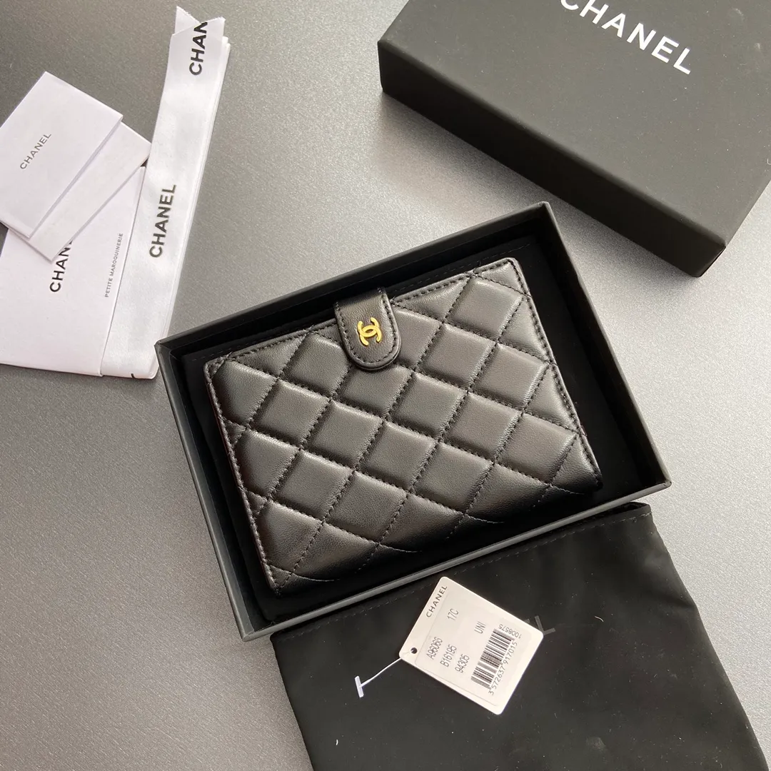 [Special grade hardware original leather] 💰440 Xiaoxiang Passport Holder Series Quilted with iconic metal logo Gold tone metal hardware, special Italian imported leather 4 card slots, 1 small zipper pocket, 1 banknote compartment, 1 passport holder card slot No.: 96066 Black Sheep Gold Size: w10×h14×d2cm