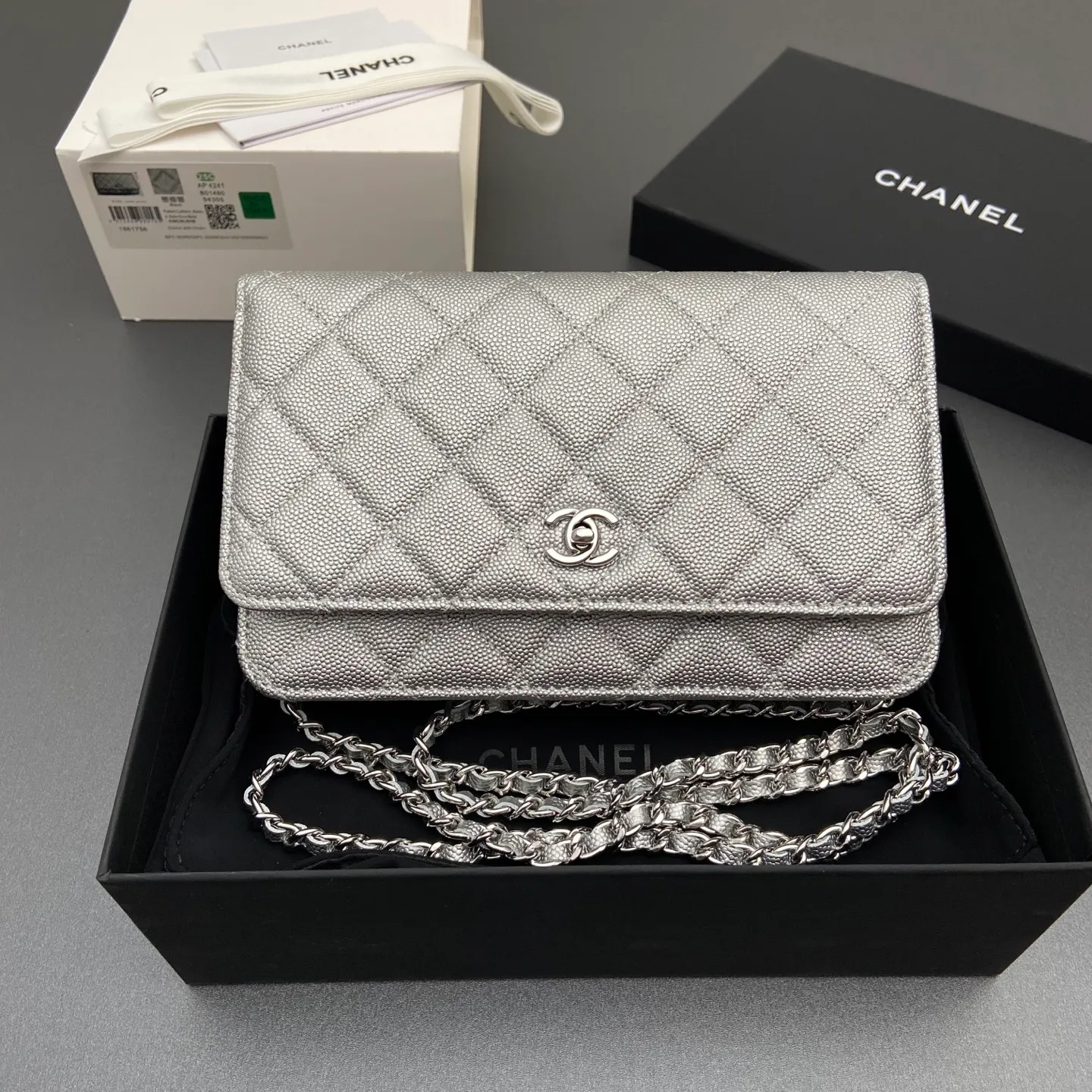 Xiaoxiang imported Italian caviar calfskin [upgraded version] Item number: A4241 Price: 700 Size: w20×h13×d3.5cm Color: silver fine ball pattern silver steel mark