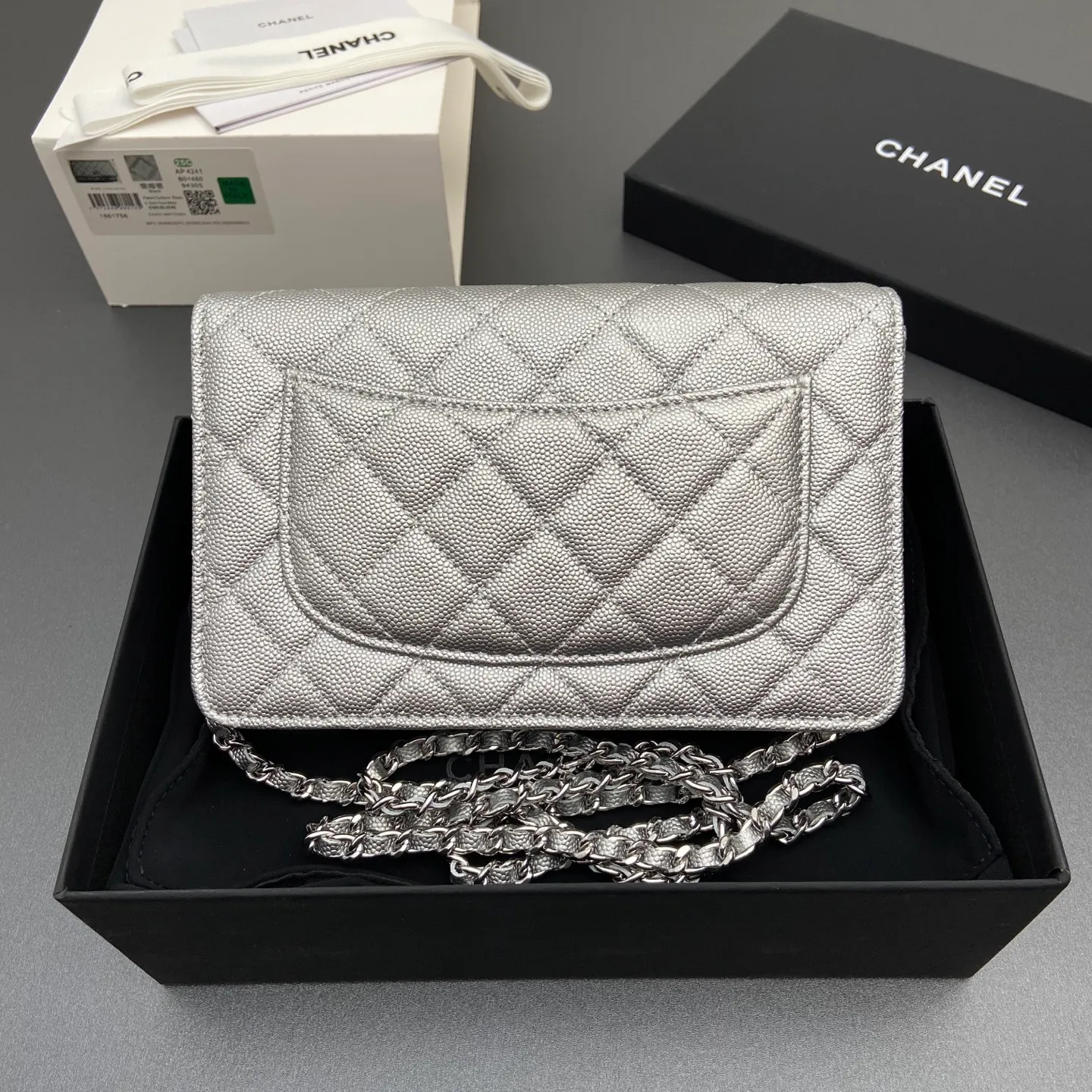 Xiaoxiang imported Italian caviar calfskin [upgraded version] Item number: A4241 Price: 700 Size: w20×h13×d3.5cm Color: silver fine ball pattern silver steel mark