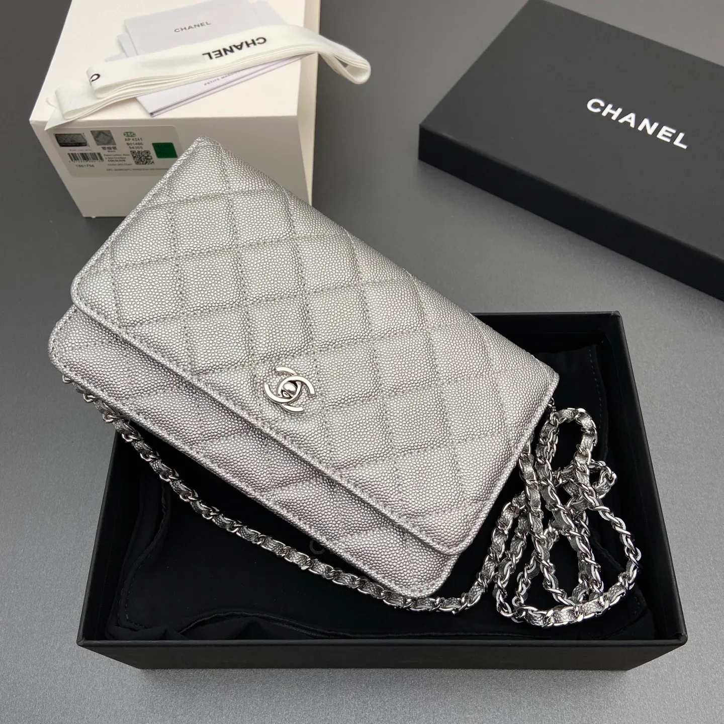 Xiaoxiang imported Italian caviar calfskin [upgraded version] Item number: A4241 Price: 700 Size: w20×h13×d3.5cm Color: silver fine ball pattern silver steel mark