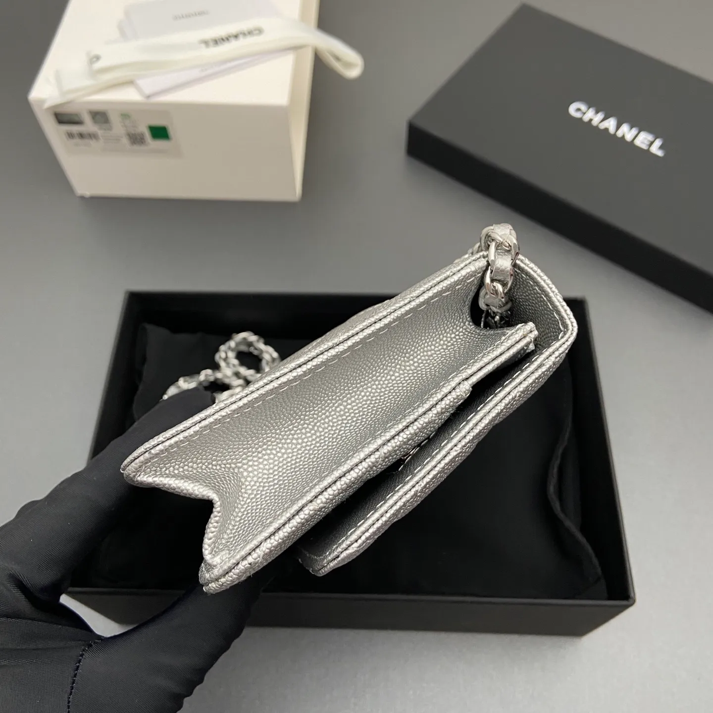 Xiaoxiang imported Italian caviar calfskin [upgraded version] Item number: A4241 Price: 700 Size: w20×h13×d3.5cm Color: silver fine ball pattern silver steel mark