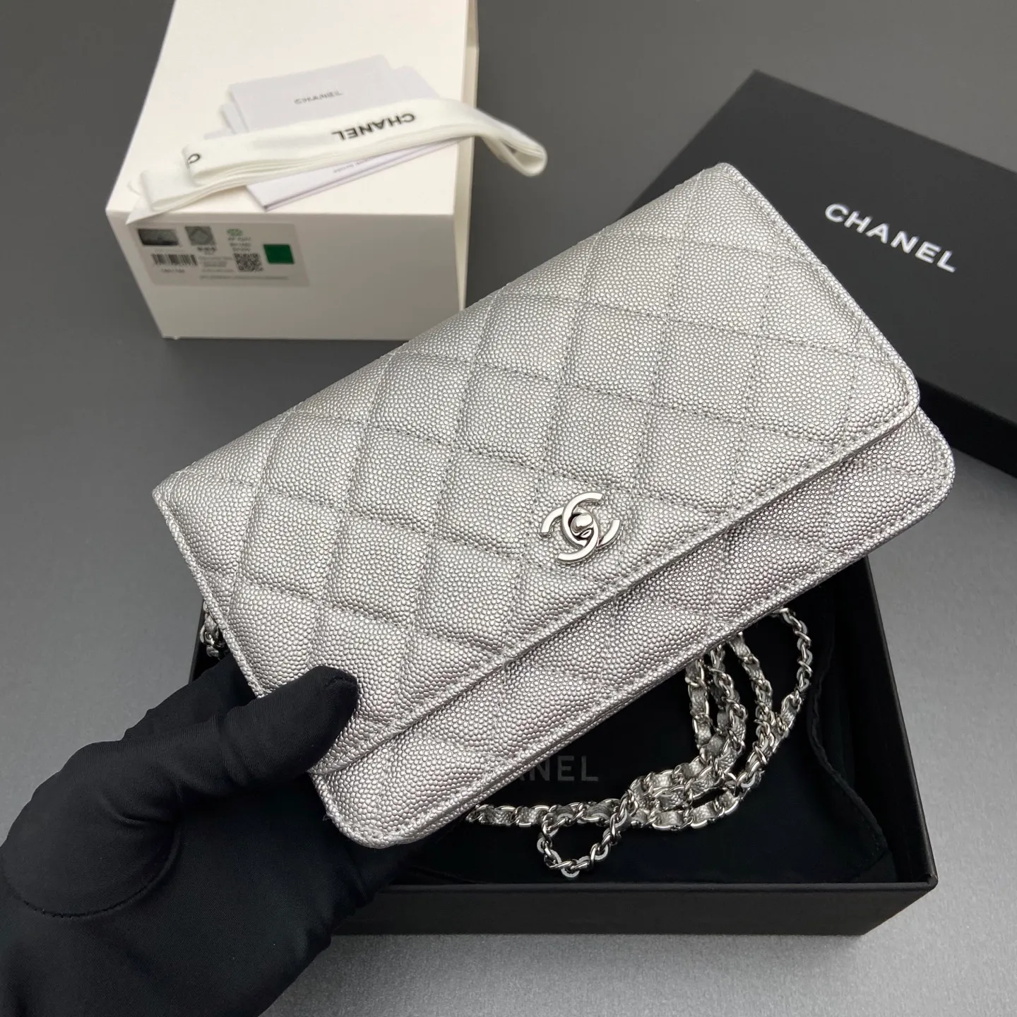 Xiaoxiang imported Italian caviar calfskin [upgraded version] Item number: A4241 Price: 700 Size: w20×h13×d3.5cm Color: silver fine ball pattern silver steel mark