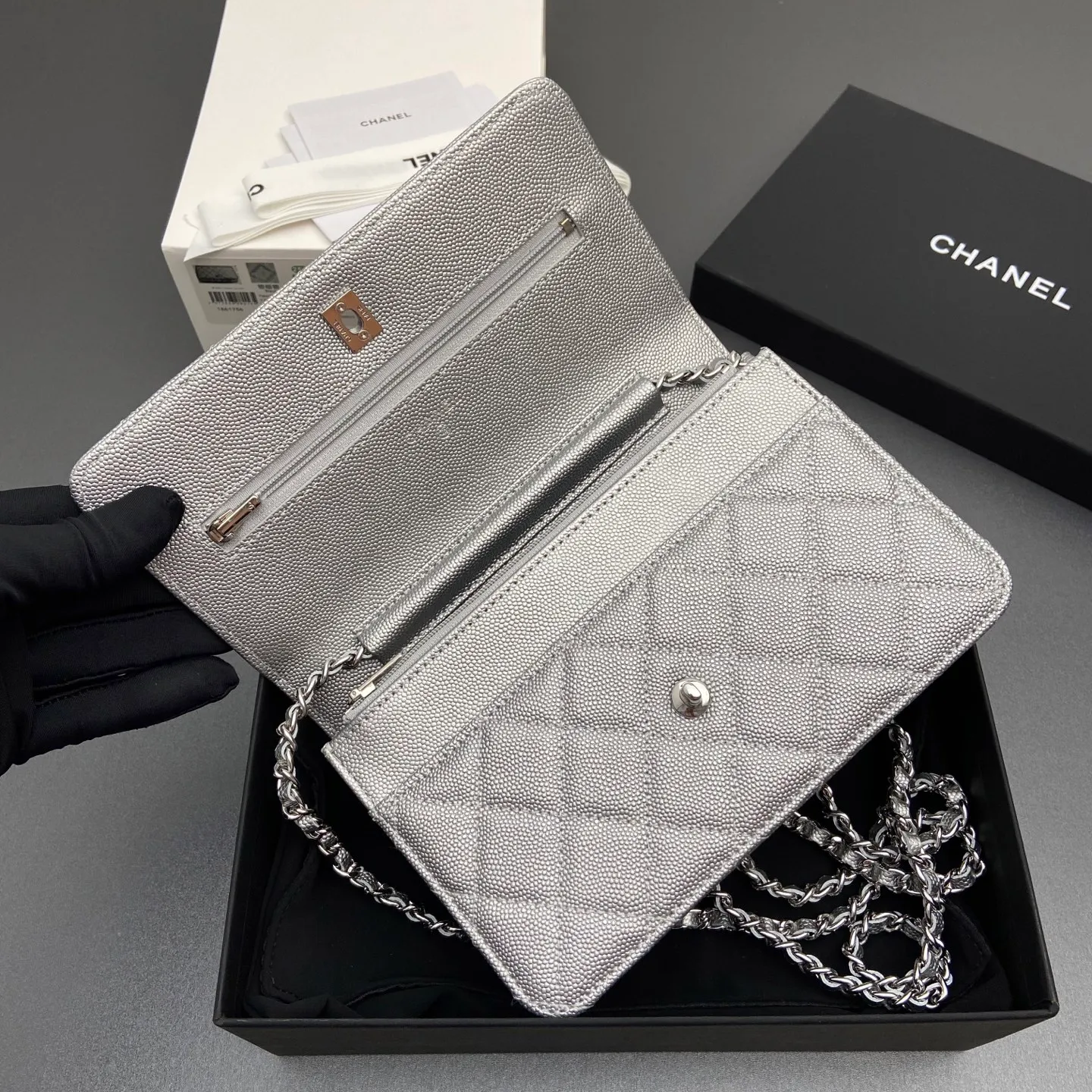 Xiaoxiang imported Italian caviar calfskin [upgraded version] Item number: A4241 Price: 700 Size: w20×h13×d3.5cm Color: silver fine ball pattern silver steel mark