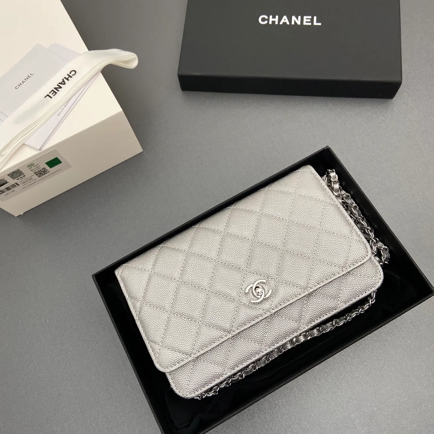 Xiaoxiang imported Italian caviar calfskin [upgraded version] Item number: A4241 Price: 700 Size: w20×h13×d3.5cm Color: silver fine ball pattern silver steel mark