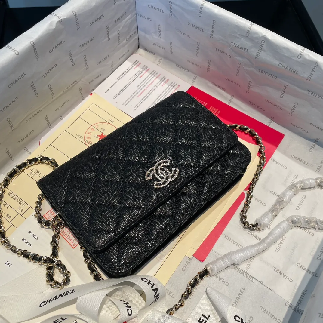💰820😊 Upgraded version💋🆕In stock In stock Ohanel 22 spring and summer series rhinestone buckle fine ball grain cowhide lucky bag new art double c diamond buckle through leather woc black 🔝𝗐𝖺𝗅𝗅𝖾𝗍 𝗈𝗇 𝖼𝗁𝖺𝗇𝗂𝗇 (Fortune Bag) Crossbody Bag The rhinestone buckle is very attractive to me. Anyway, the rhinestones are really nice, so I bought it! The capacity is the same as that of the classic WOC, and it is also ok to carry around the armpit. It comes with a full set of packaging. 2797🍃size: 19*12.5cm