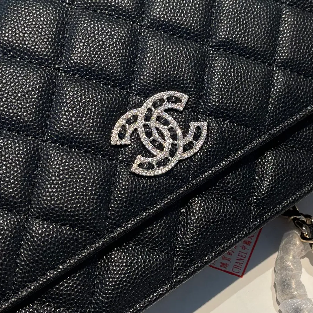 💰820😊 Upgraded version💋🆕In stock In stock Ohanel 22 spring and summer series rhinestone buckle fine ball grain cowhide lucky bag new art double c diamond buckle through leather woc black 🔝𝗐𝖺𝗅𝗅𝖾𝗍 𝗈𝗇 𝖼𝗁𝖺𝗇𝗂𝗇 (Fortune Bag) Crossbody Bag The rhinestone buckle is very attractive to me. Anyway, the rhinestones are really nice, so I bought it! The capacity is the same as that of the classic WOC, and it is also ok to carry around the armpit. It comes with a full set of packaging. 2797🍃size: 19*12.5cm