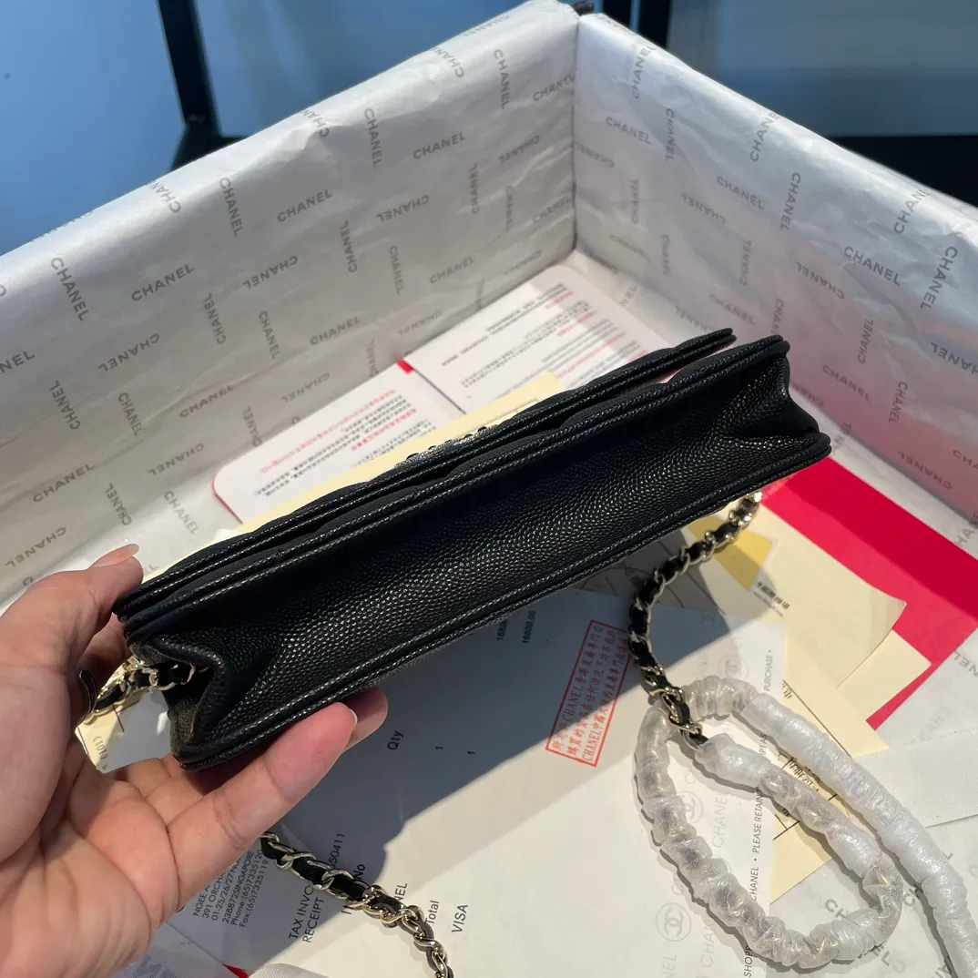💰820😊 Upgraded version💋🆕In stock In stock Ohanel 22 spring and summer series rhinestone buckle fine ball grain cowhide lucky bag new art double c diamond buckle through leather woc black 🔝𝗐𝖺𝗅𝗅𝖾𝗍 𝗈𝗇 𝖼𝗁𝖺𝗇𝗂𝗇 (Fortune Bag) Crossbody Bag The rhinestone buckle is very attractive to me. Anyway, the rhinestones are really nice, so I bought it! The capacity is the same as that of the classic WOC, and it is also ok to carry around the armpit. It comes with a full set of packaging. 2797🍃size: 19*12.5cm