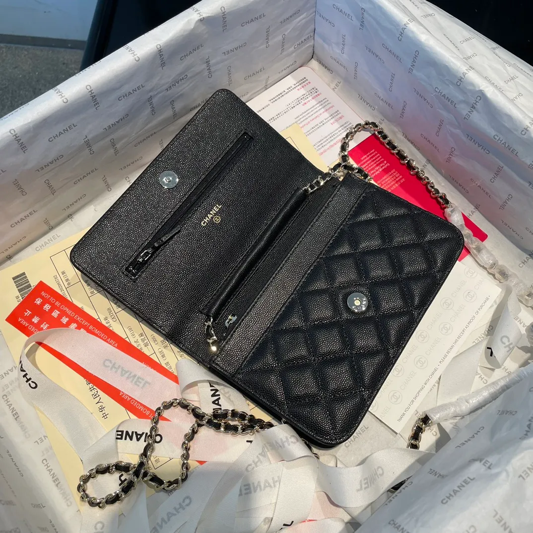 💰820😊 Upgraded version💋🆕In stock In stock Ohanel 22 spring and summer series rhinestone buckle fine ball grain cowhide lucky bag new art double c diamond buckle through leather woc black 🔝𝗐𝖺𝗅𝗅𝖾𝗍 𝗈𝗇 𝖼𝗁𝖺𝗇𝗂𝗇 (Fortune Bag) Crossbody Bag The rhinestone buckle is very attractive to me. Anyway, the rhinestones are really nice, so I bought it! The capacity is the same as that of the classic WOC, and it is also ok to carry around the armpit. It comes with a full set of packaging. 2797🍃size: 19*12.5cm