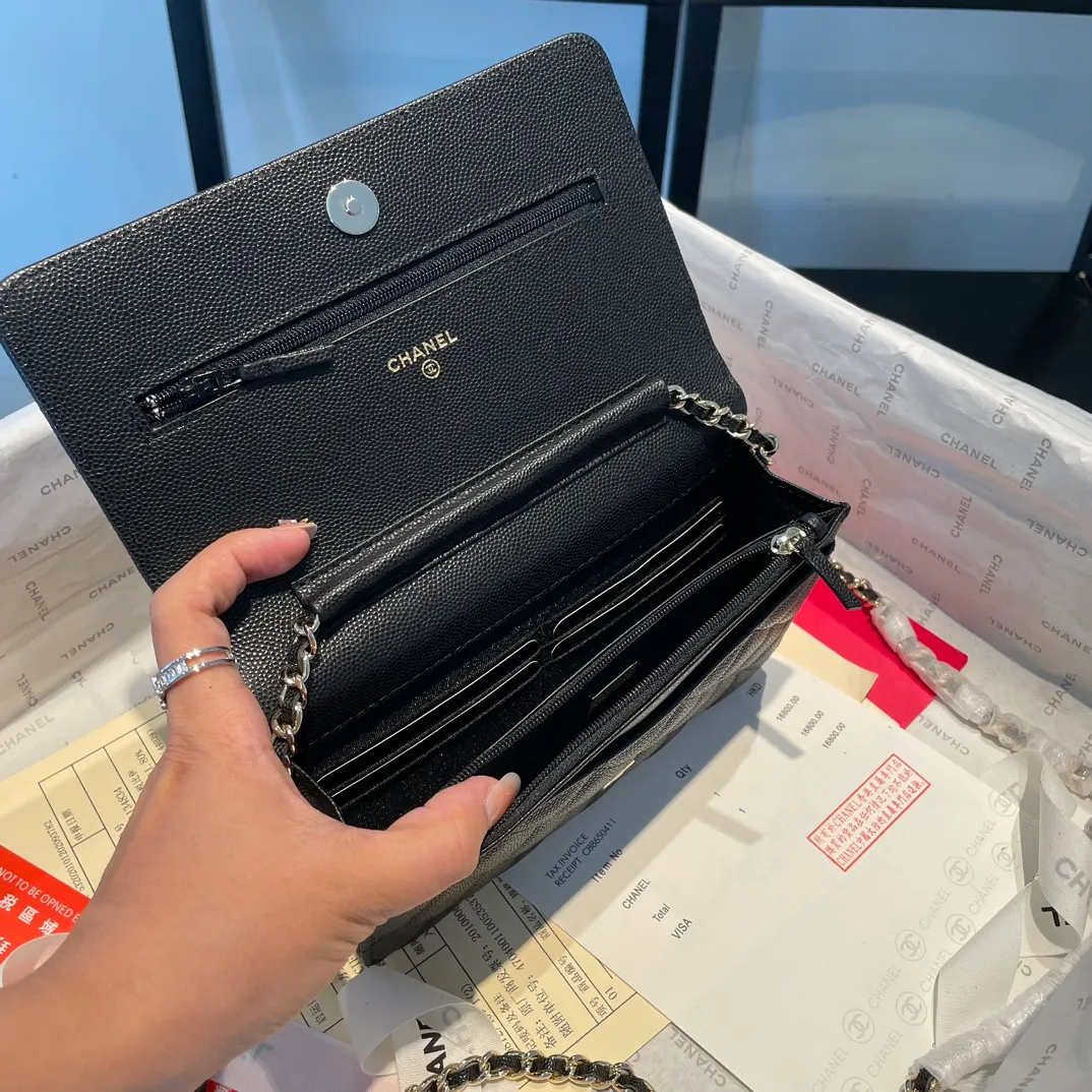 💰820😊 Upgraded version💋🆕In stock In stock Ohanel 22 spring and summer series rhinestone buckle fine ball grain cowhide lucky bag new art double c diamond buckle through leather woc black 🔝𝗐𝖺𝗅𝗅𝖾𝗍 𝗈𝗇 𝖼𝗁𝖺𝗇𝗂𝗇 (Fortune Bag) Crossbody Bag The rhinestone buckle is very attractive to me. Anyway, the rhinestones are really nice, so I bought it! The capacity is the same as that of the classic WOC, and it is also ok to carry around the armpit. It comes with a full set of packaging. 2797🍃size: 19*12.5cm