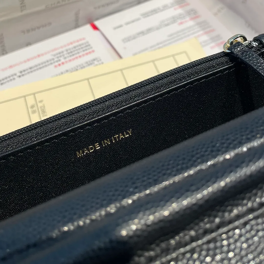 💰820😊 Upgraded version💋🆕In stock In stock Ohanel 22 spring and summer series rhinestone buckle fine ball grain cowhide lucky bag new art double c diamond buckle through leather woc black 🔝𝗐𝖺𝗅𝗅𝖾𝗍 𝗈𝗇 𝖼𝗁𝖺𝗇𝗂𝗇 (Fortune Bag) Crossbody Bag The rhinestone buckle is very attractive to me. Anyway, the rhinestones are really nice, so I bought it! The capacity is the same as that of the classic WOC, and it is also ok to carry around the armpit. It comes with a full set of packaging. 2797🍃size: 19*12.5cm