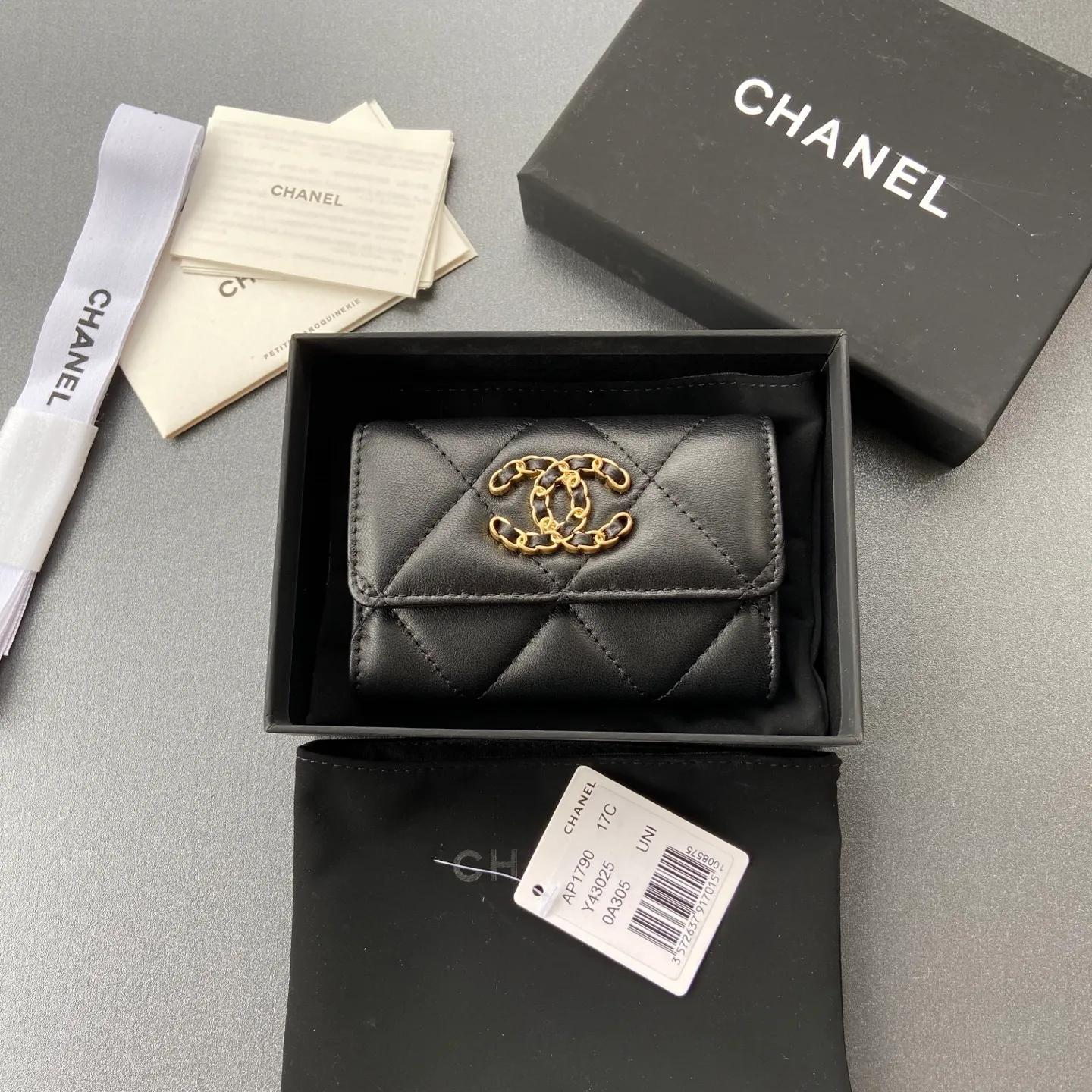 Xiaoxiang imported Italian sheepskin Item number: AP3580 Price: 320 Size: w11×h7cm Color: black sheepskin gold hardware