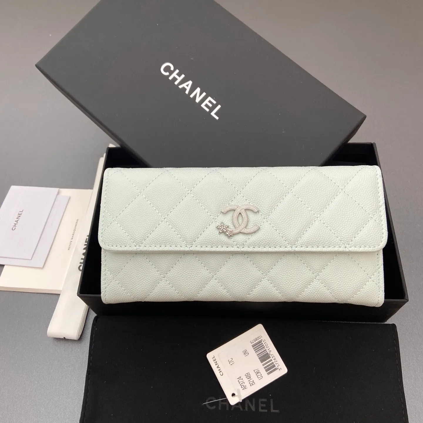 25b new series caviar cowhide with stars ⭐logo shiny blingblibg~ flip long clip wallet series light blue fine ball pattern silver star hardware 12 card slots, two banknote compartments two compartments, 1 zipper bag Price: 250 No.: 3724 Size: w19×h10×d3cm