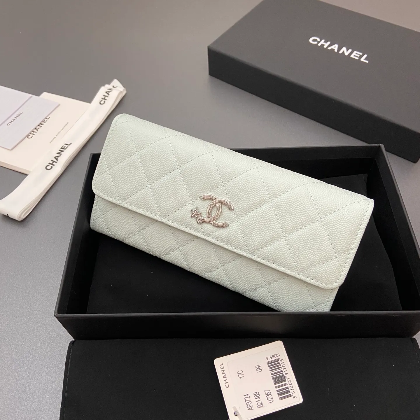 25b new series caviar cowhide with stars ⭐logo shiny blingblibg~ flip long clip wallet series light blue fine ball pattern silver star hardware 12 card slots, two banknote compartments two compartments, 1 zipper bag Price: 250 No.: 3724 Size: w19×h10×d3cm