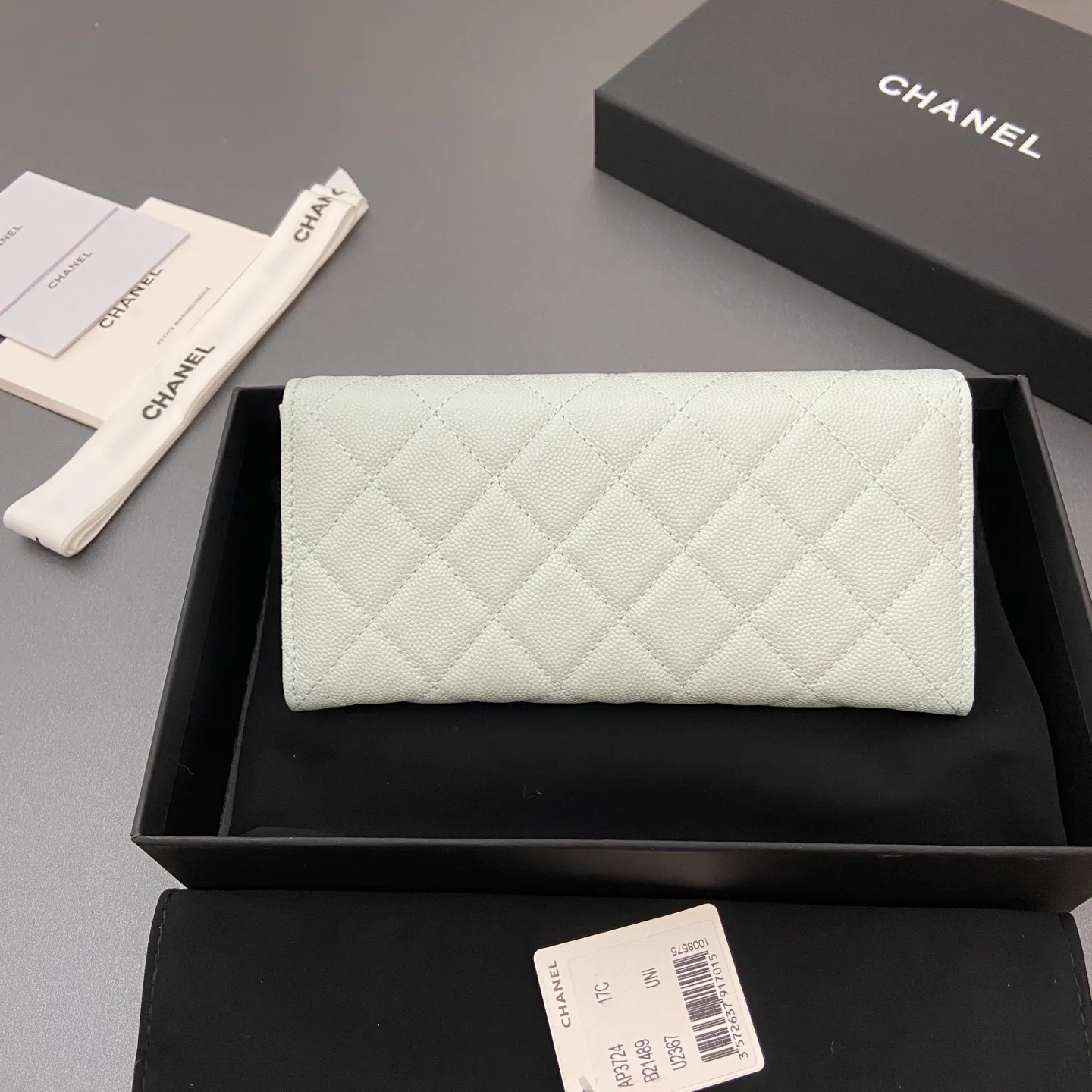 25b new series caviar cowhide with stars ⭐logo shiny blingblibg~ flip long clip wallet series light blue fine ball pattern silver star hardware 12 card slots, two banknote compartments two compartments, 1 zipper bag Price: 250 No.: 3724 Size: w19×h10×d3cm