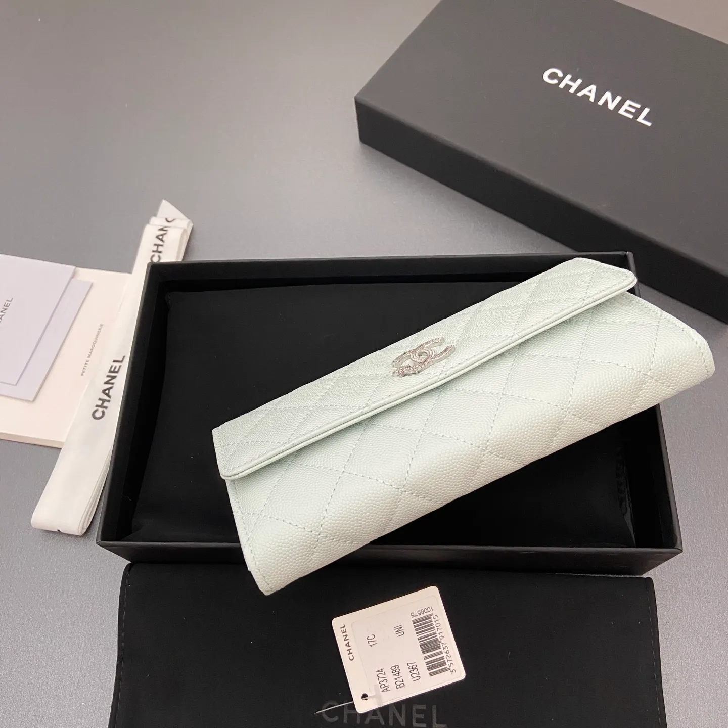 25b new series caviar cowhide with stars ⭐logo shiny blingblibg~ flip long clip wallet series light blue fine ball pattern silver star hardware 12 card slots, two banknote compartments two compartments, 1 zipper bag Price: 250 No.: 3724 Size: w19×h10×d3cm