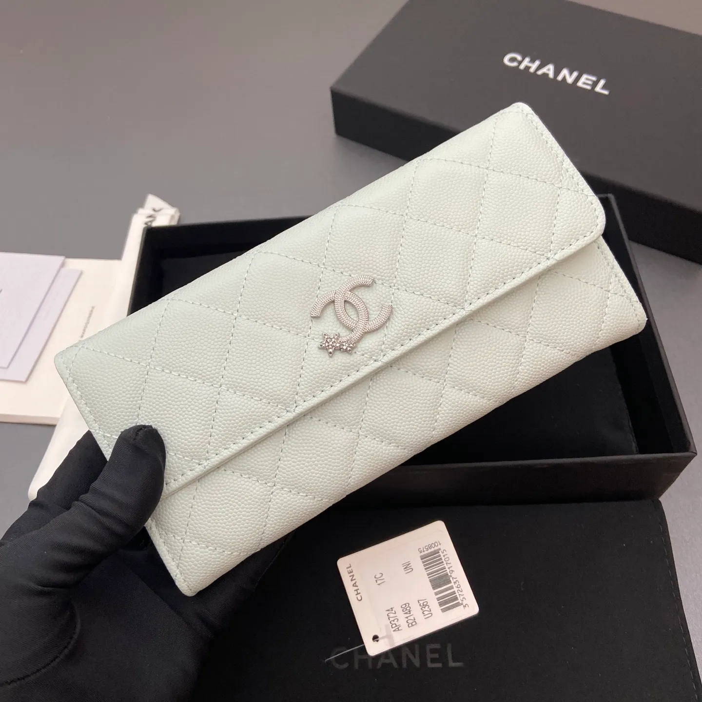 25b new series caviar cowhide with stars ⭐logo shiny blingblibg~ flip long clip wallet series light blue fine ball pattern silver star hardware 12 card slots, two banknote compartments two compartments, 1 zipper bag Price: 250 No.: 3724 Size: w19×h10×d3cm