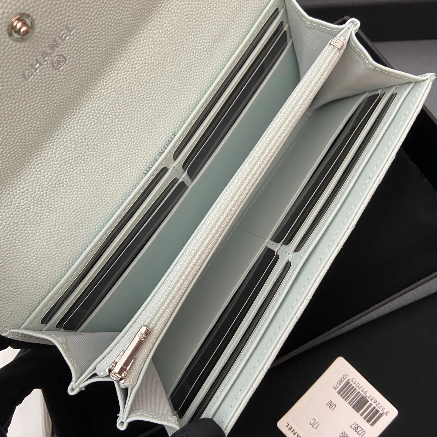 25b new series caviar cowhide with stars ⭐logo shiny blingblibg~ flip long clip wallet series light blue fine ball pattern silver star hardware 12 card slots, two banknote compartments two compartments, 1 zipper bag Price: 250 No.: 3724 Size: w19×h10×d3cm