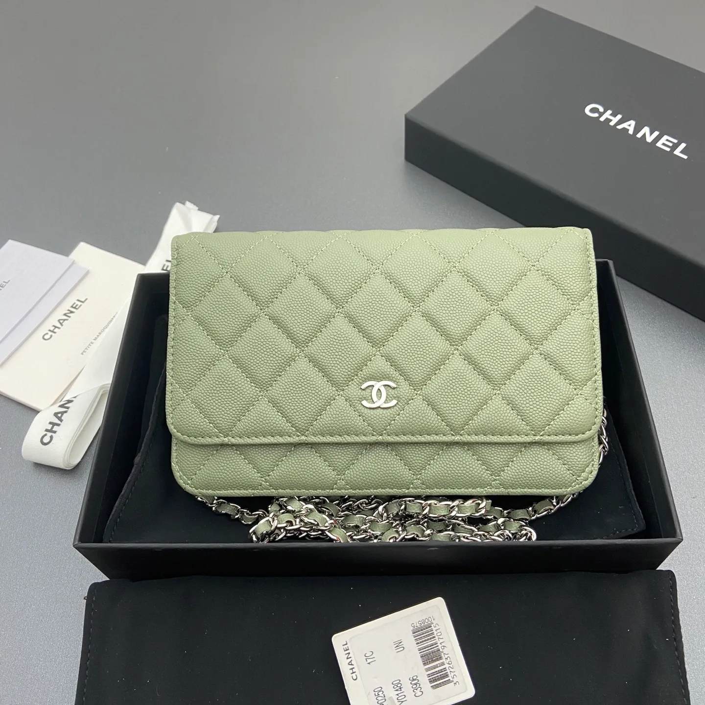 Xiaoxiang imported Italian caviar cowhide Item number: A0250 Price: 640 Size: w20×h13×d3.5cm Color: Greek green fine ball pattern silver steel mark