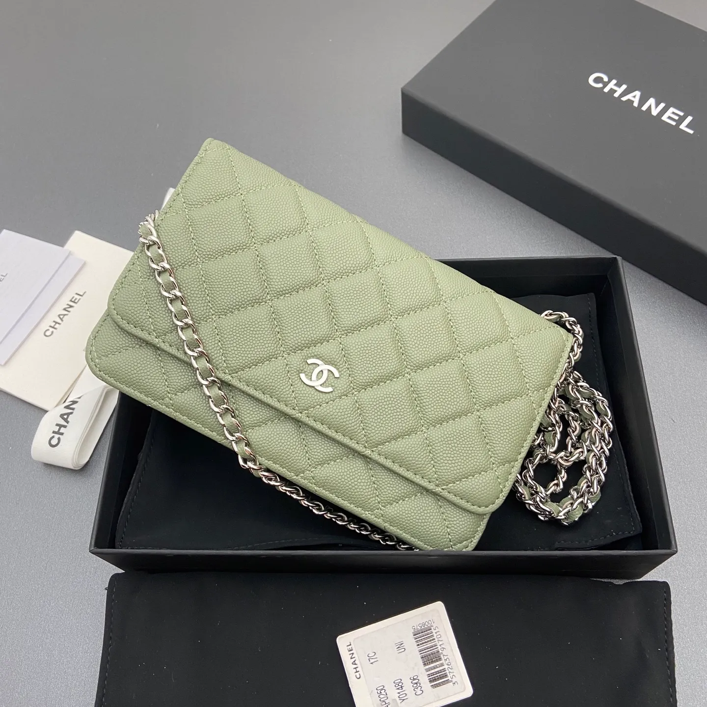 Xiaoxiang imported Italian caviar cowhide Item number: A0250 Price: 640 Size: w20×h13×d3.5cm Color: Greek green fine ball pattern silver steel mark