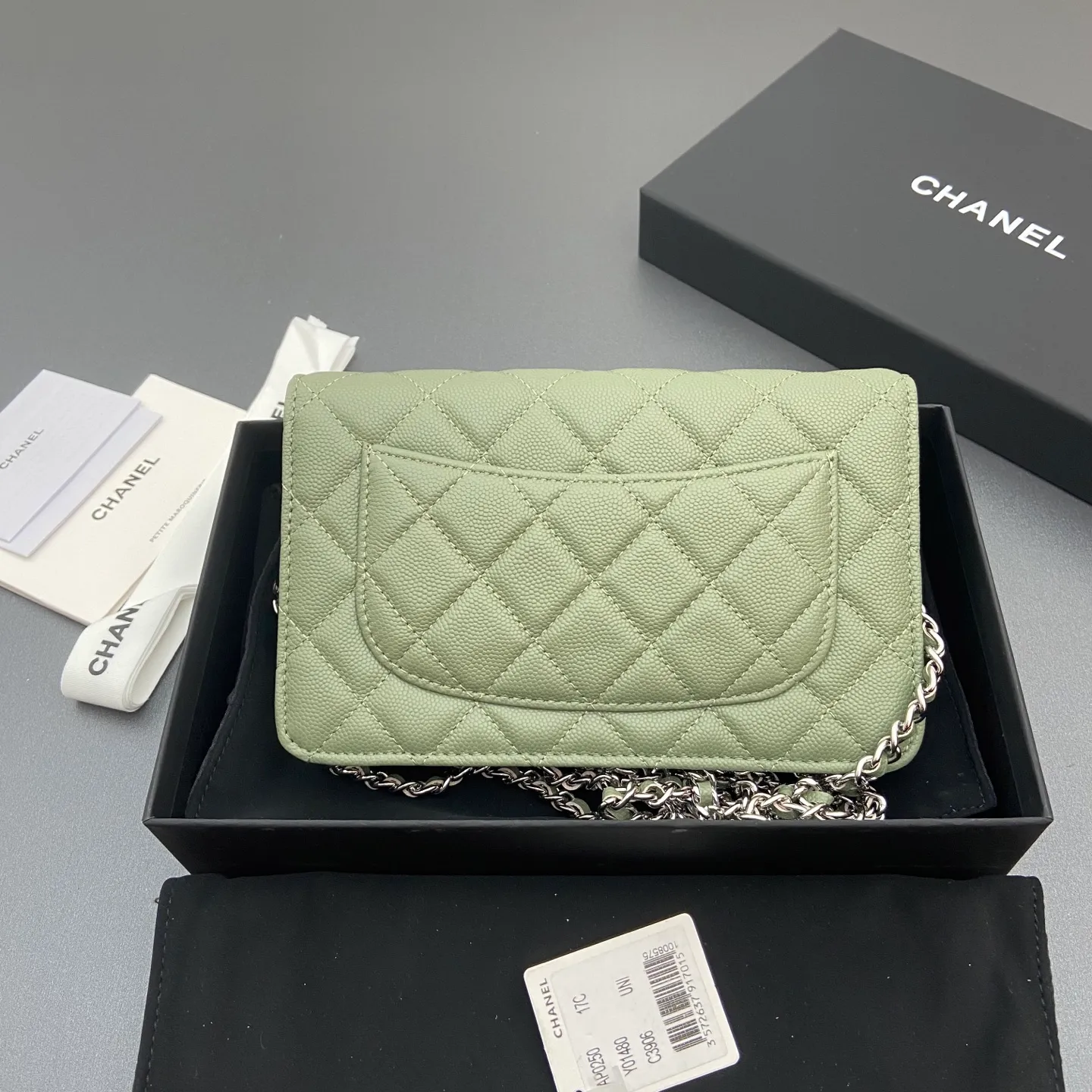 Xiaoxiang imported Italian caviar cowhide Item number: A0250 Price: 640 Size: w20×h13×d3.5cm Color: Greek green fine ball pattern silver steel mark