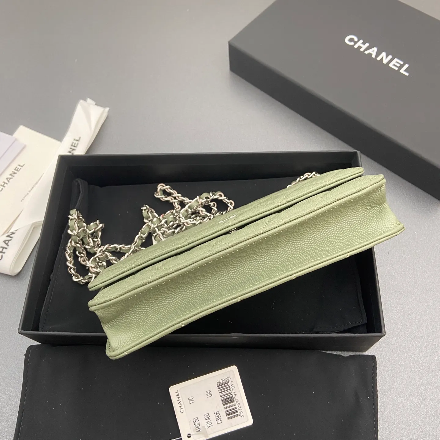 Xiaoxiang imported Italian caviar cowhide Item number: A0250 Price: 640 Size: w20×h13×d3.5cm Color: Greek green fine ball pattern silver steel mark