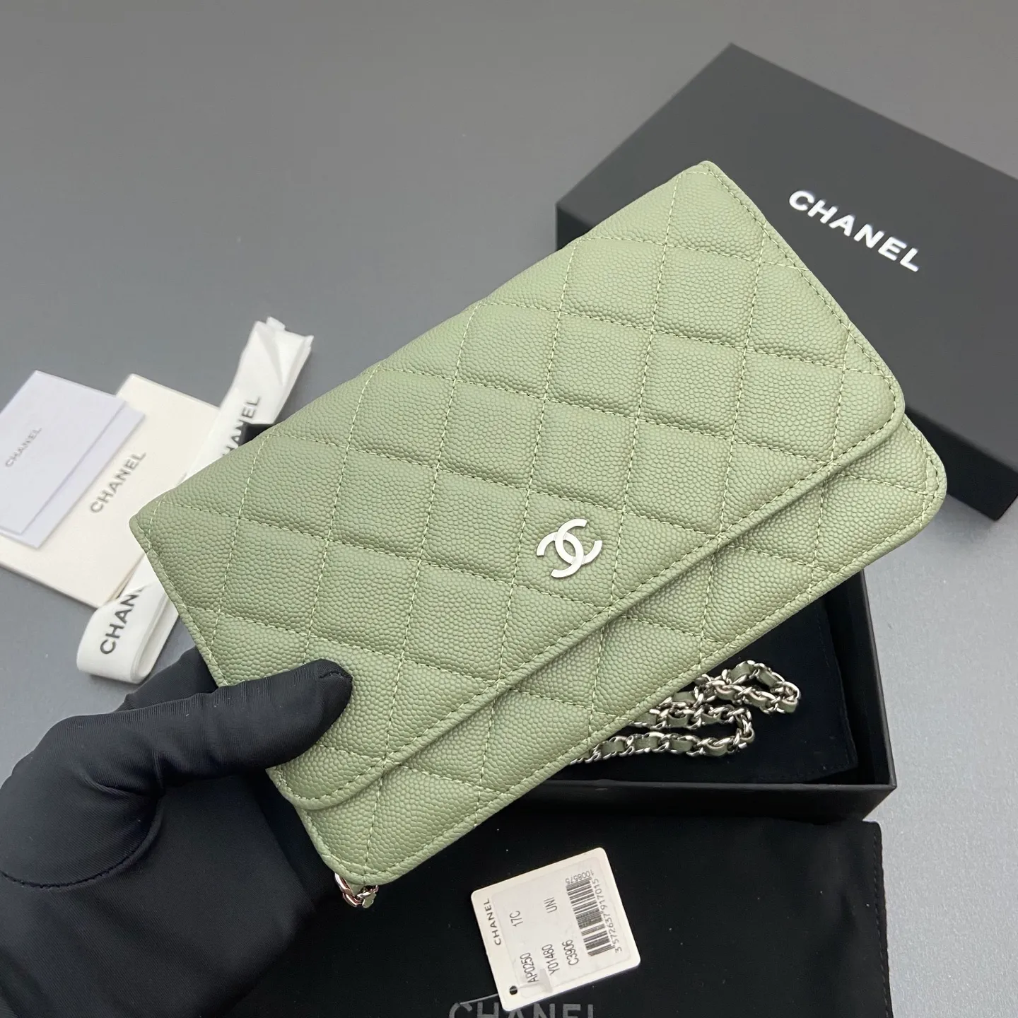 Xiaoxiang imported Italian caviar cowhide Item number: A0250 Price: 640 Size: w20×h13×d3.5cm Color: Greek green fine ball pattern silver steel mark