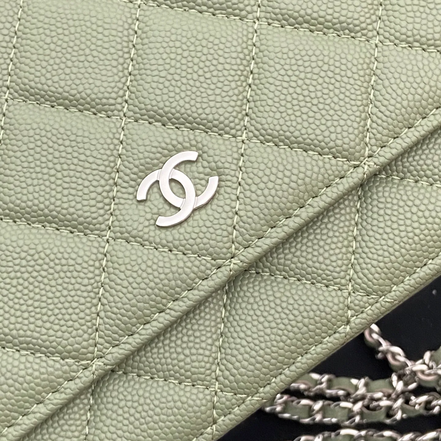 Xiaoxiang imported Italian caviar cowhide Item number: A0250 Price: 640 Size: w20×h13×d3.5cm Color: Greek green fine ball pattern silver steel mark