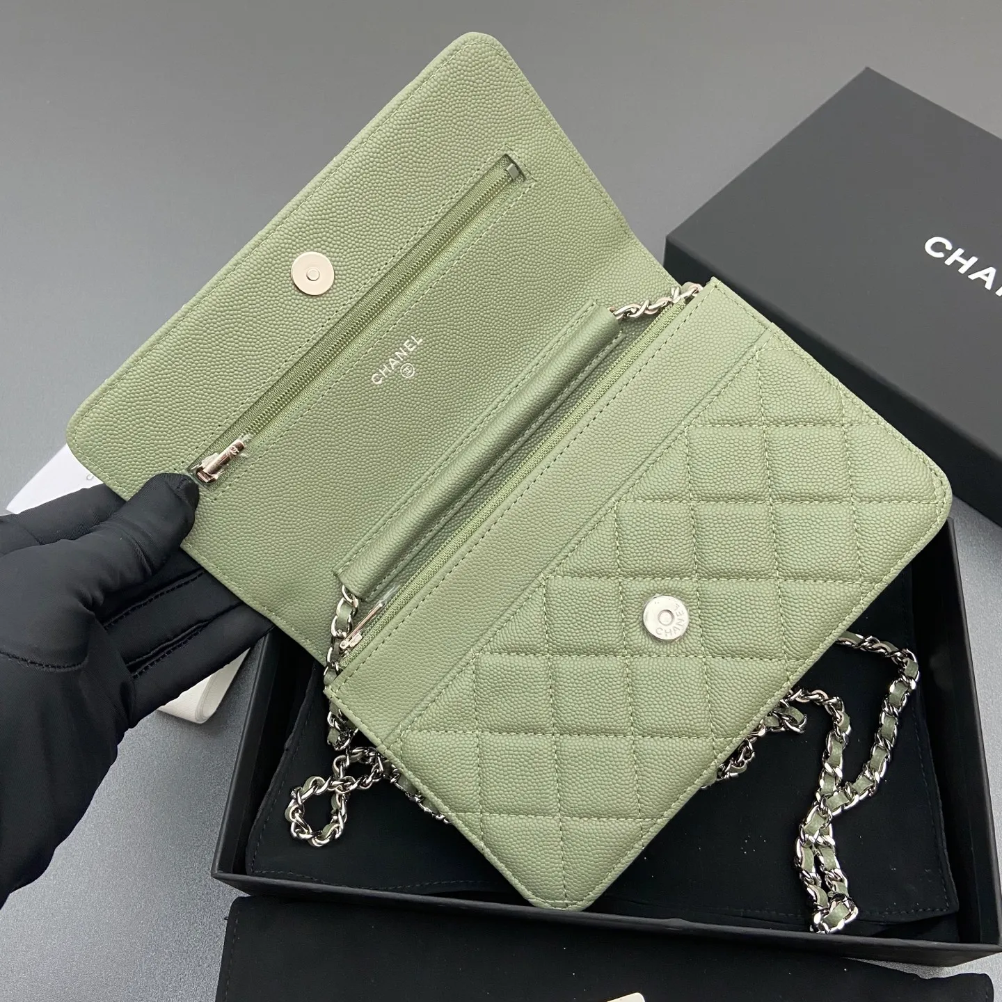 Xiaoxiang imported Italian caviar cowhide Item number: A0250 Price: 640 Size: w20×h13×d3.5cm Color: Greek green fine ball pattern silver steel mark
