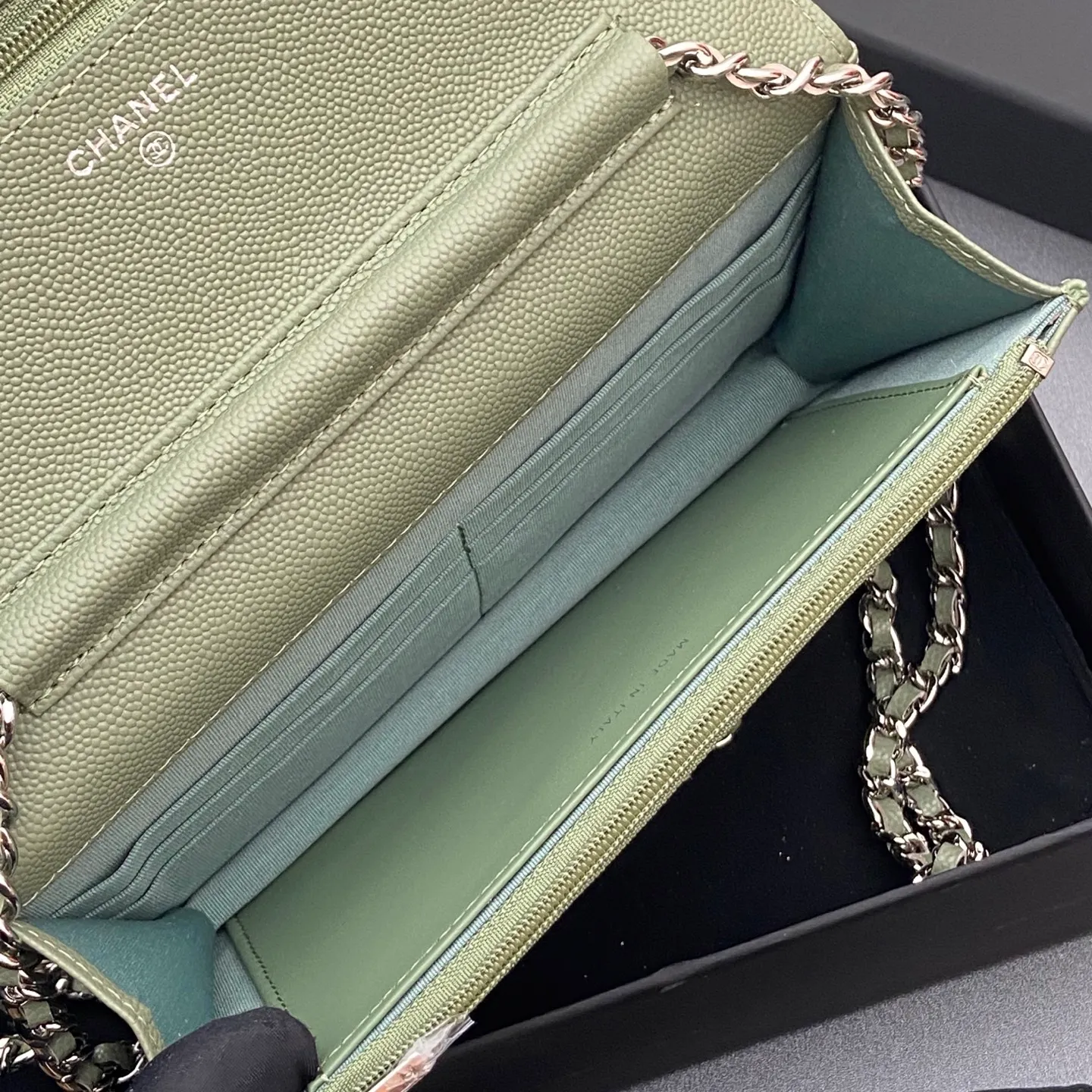 Xiaoxiang imported Italian caviar cowhide Item number: A0250 Price: 640 Size: w20×h13×d3.5cm Color: Greek green fine ball pattern silver steel mark