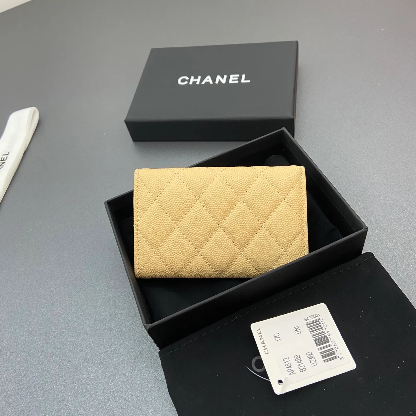 25b new series caviar cowhide with stars ⭐logo shiny blingblibg~card holder series item number: A 4812 price: 340 size: w11×h7cm color: apricot fine ball pattern silver star hardware