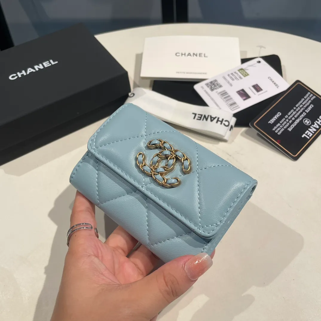 💰300😊Upgraded version💋🆕Ohanel new color🆕The latest hijab card holder, the texture of goatskin is invincible 😼The 19 series that is mainly promoted this season is the big rhombus, with a strong retro style👝Is there anyone who wants to buy each color🧸 The logo is eye-catching and unique, the goatskin has a faint luster, and the temperament instantly ups and downs❣The fashionable style and style are also co-created by Karl and Viard. The first series launched by the new artistic director will be a key recommendation of the brand from this year to next year, conveying the essence of the brand, with a full set of packaging 1790🍃size: 8.5*11cm