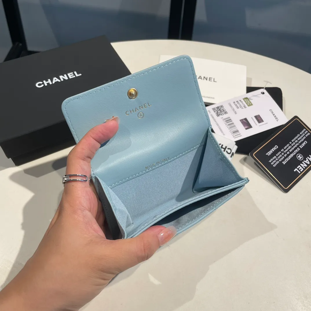 💰300😊Upgraded version💋🆕Ohanel new color🆕The latest hijab card holder, the texture of goatskin is invincible 😼The 19 series that is mainly promoted this season is the big rhombus, with a strong retro style👝Is there anyone who wants to buy each color🧸 The logo is eye-catching and unique, the goatskin has a faint luster, and the temperament instantly ups and downs❣The fashionable style and style are also co-created by Karl and Viard. The first series launched by the new artistic director will be a key recommendation of the brand from this year to next year, conveying the essence of the brand, with a full set of packaging 1790🍃size: 8.5*11cm