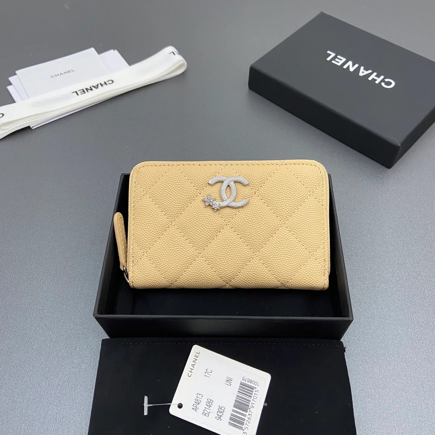 25b new series caviar cowhide with stars ⭐logo shiny blingblibg~zipper bag card holder series 6 card slots, 1 zipper bag Item number: A 4813 Price: 360 Size: w13×h8.5×d2cm Color: apricot fine ball pattern silver star hardware