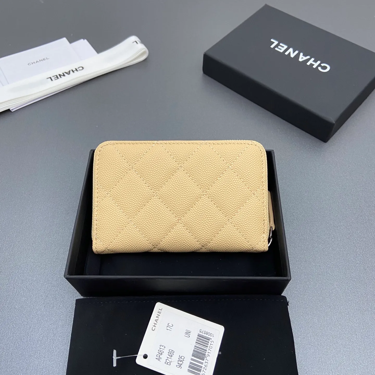 25b new series caviar cowhide with stars ⭐logo shiny blingblibg~zipper bag card holder series 6 card slots, 1 zipper bag Item number: A 4813 Price: 360 Size: w13×h8.5×d2cm Color: apricot fine ball pattern silver star hardware