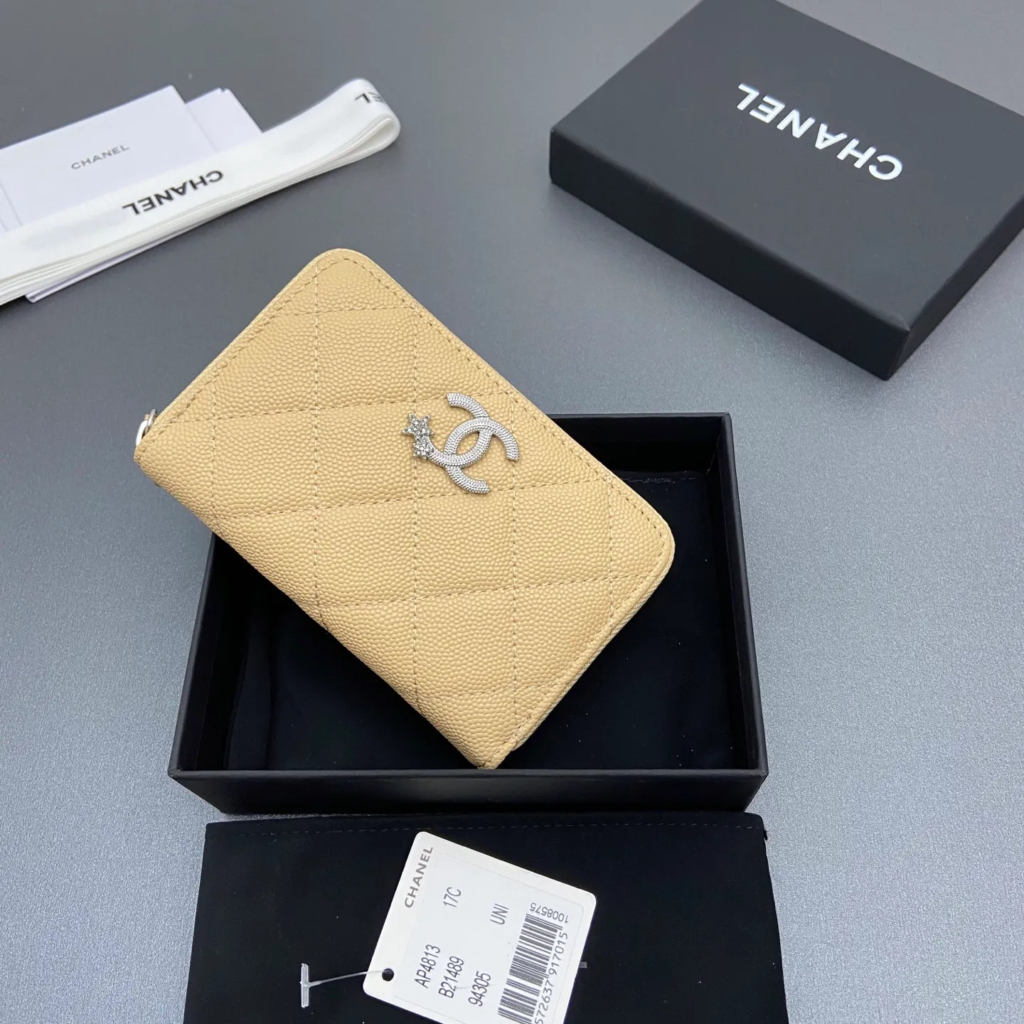 25b new series caviar cowhide with stars ⭐logo shiny blingblibg~zipper bag card holder series 6 card slots, 1 zipper bag Item number: A 4813 Price: 360 Size: w13×h8.5×d2cm Color: apricot fine ball pattern silver star hardware