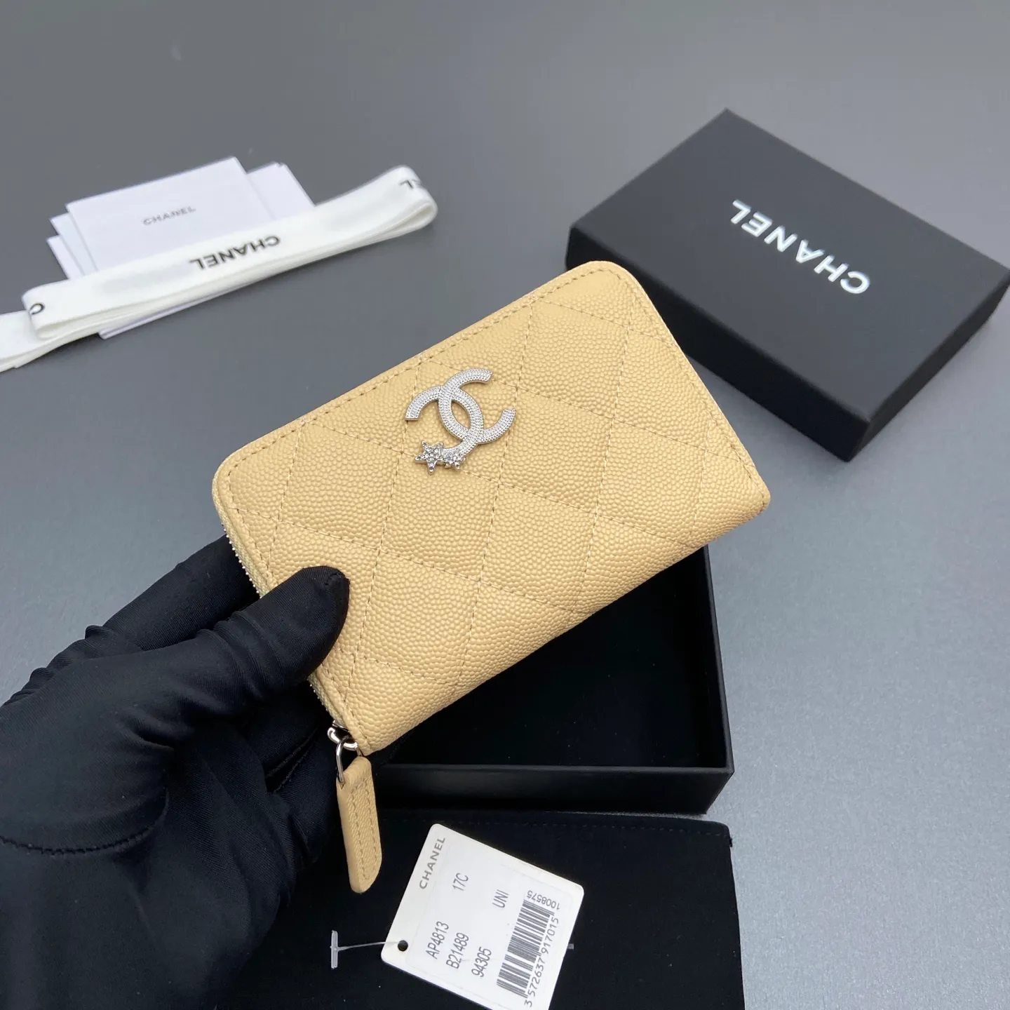 25b new series caviar cowhide with stars ⭐logo shiny blingblibg~zipper bag card holder series 6 card slots, 1 zipper bag Item number: A 4813 Price: 360 Size: w13×h8.5×d2cm Color: apricot fine ball pattern silver star hardware