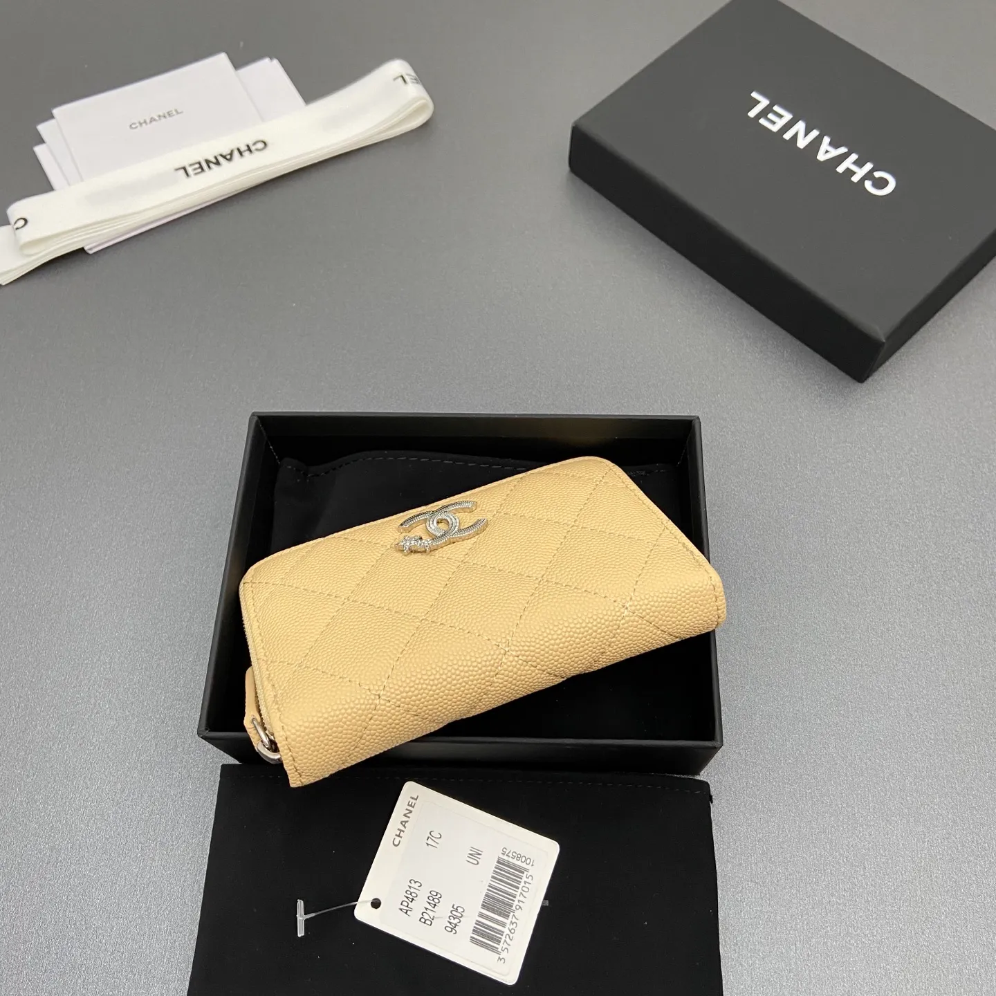 25b new series caviar cowhide with stars ⭐logo shiny blingblibg~zipper bag card holder series 6 card slots, 1 zipper bag Item number: A 4813 Price: 360 Size: w13×h8.5×d2cm Color: apricot fine ball pattern silver star hardware