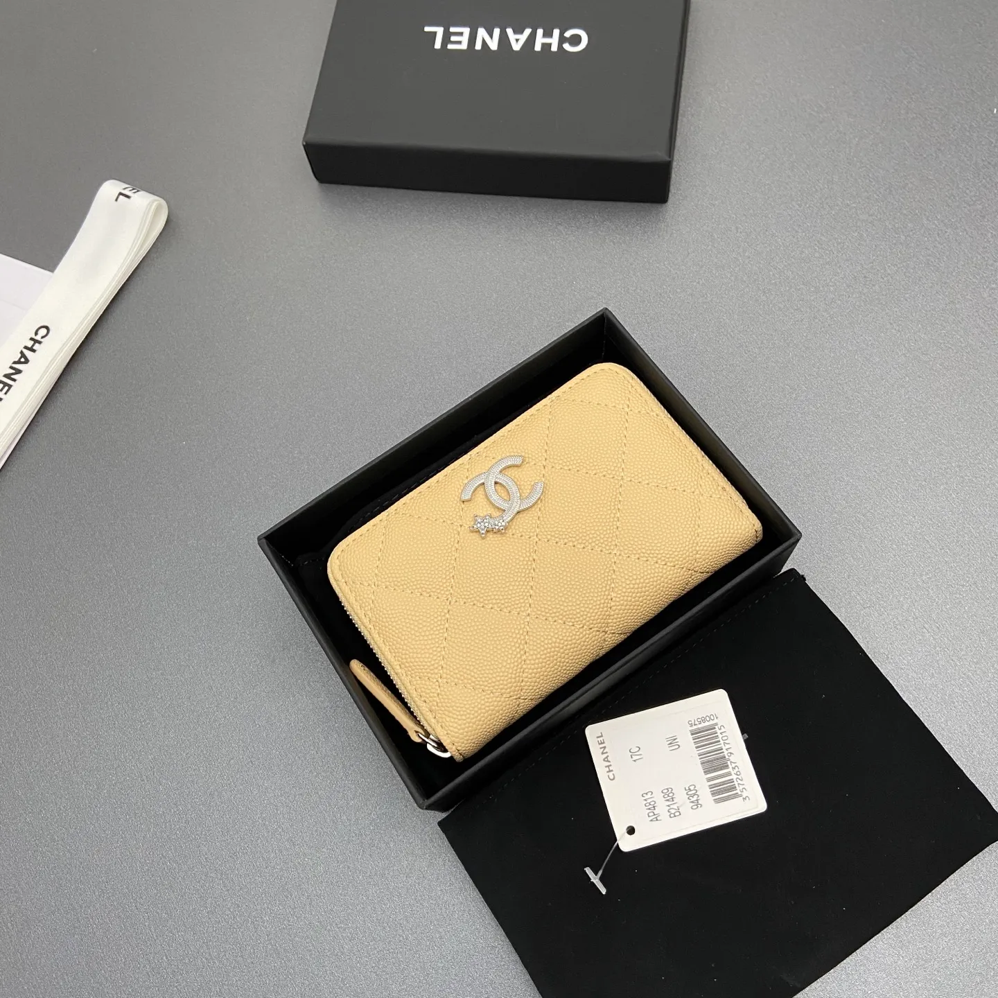25b new series caviar cowhide with stars ⭐logo shiny blingblibg~zipper bag card holder series 6 card slots, 1 zipper bag Item number: A 4813 Price: 360 Size: w13×h8.5×d2cm Color: apricot fine ball pattern silver star hardware