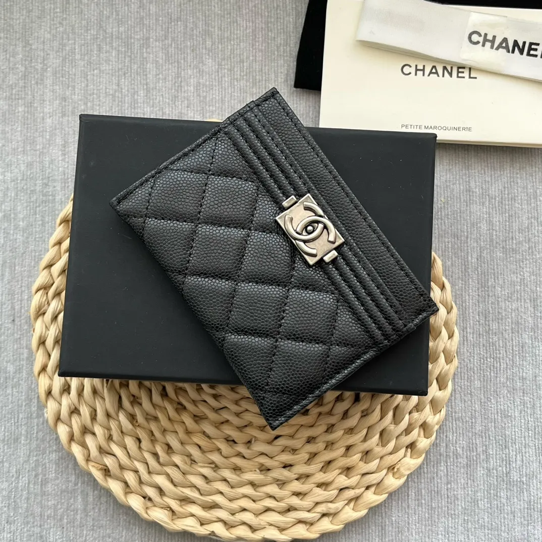 ¥220 [Original quality] [With serial code] CHANEL's new leboy card holder has a rhombus pattern, very attractive! The retro gold buckle has an old-fashioned feel and is very fashionable and retro❤️This small card holder is very cost-effective, and you can also put some change in the three card slots👍Model number: 84431 Size: 11×7.5×1cm