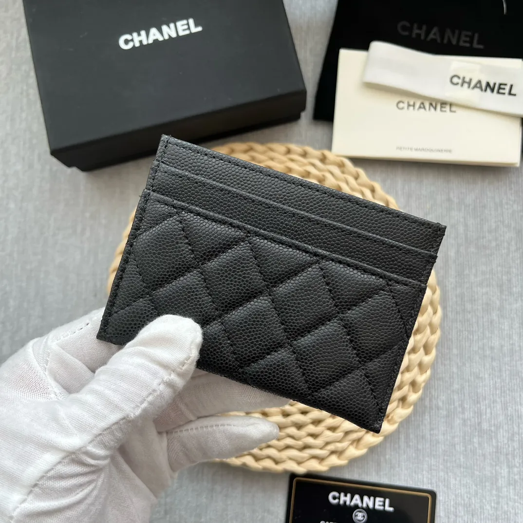¥220 [Original quality] [With serial code] CHANEL's new leboy card holder has a rhombus pattern, very attractive! The retro gold buckle has an old-fashioned feel and is very fashionable and retro❤️This small card holder is very cost-effective, and you can also put some change in the three card slots👍Model number: 84431 Size: 11×7.5×1cm