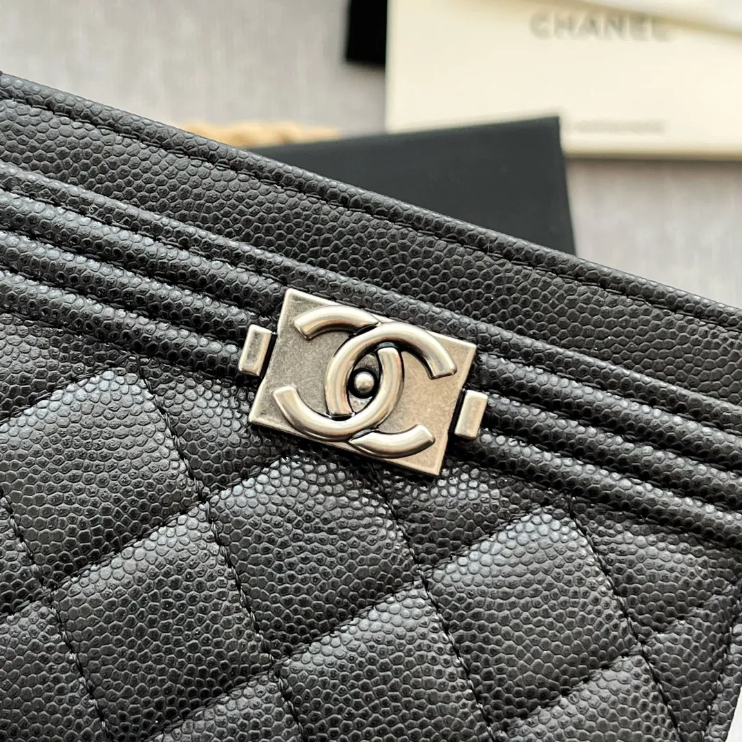 ¥220 [Original quality] [With serial code] CHANEL's new leboy card holder has a rhombus pattern, very attractive! The retro gold buckle has an old-fashioned feel and is very fashionable and retro❤️This small card holder is very cost-effective, and you can also put some change in the three card slots👍Model number: 84431 Size: 11×7.5×1cm