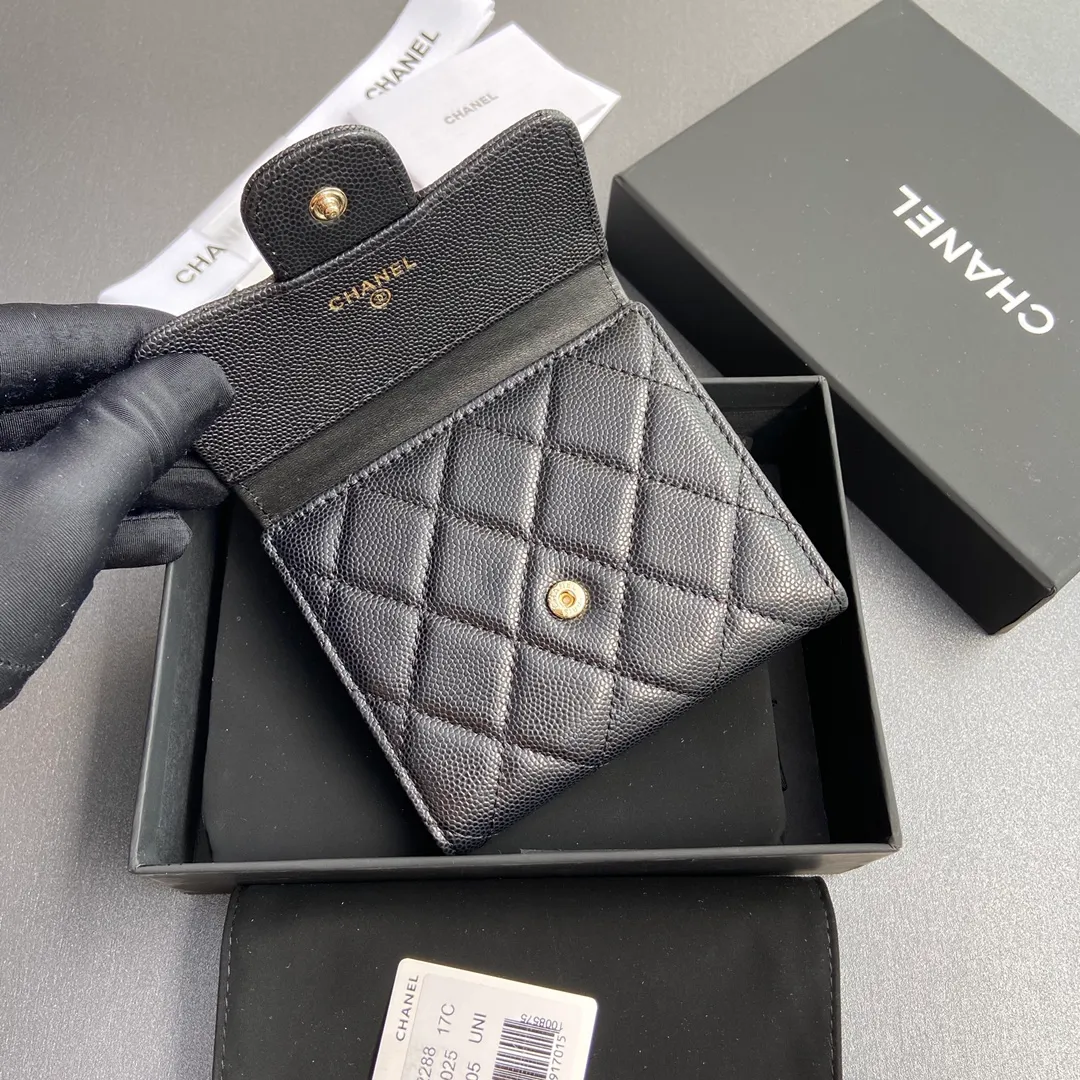 [Imported leather from Italy] ¥440 Special black fine ball grain embossed leather Gold tone metal hardware 6 card slots 1 banknote compartment 1 coin zipper bag No.: 82288 Size: w10.5×h11.5×d3cm