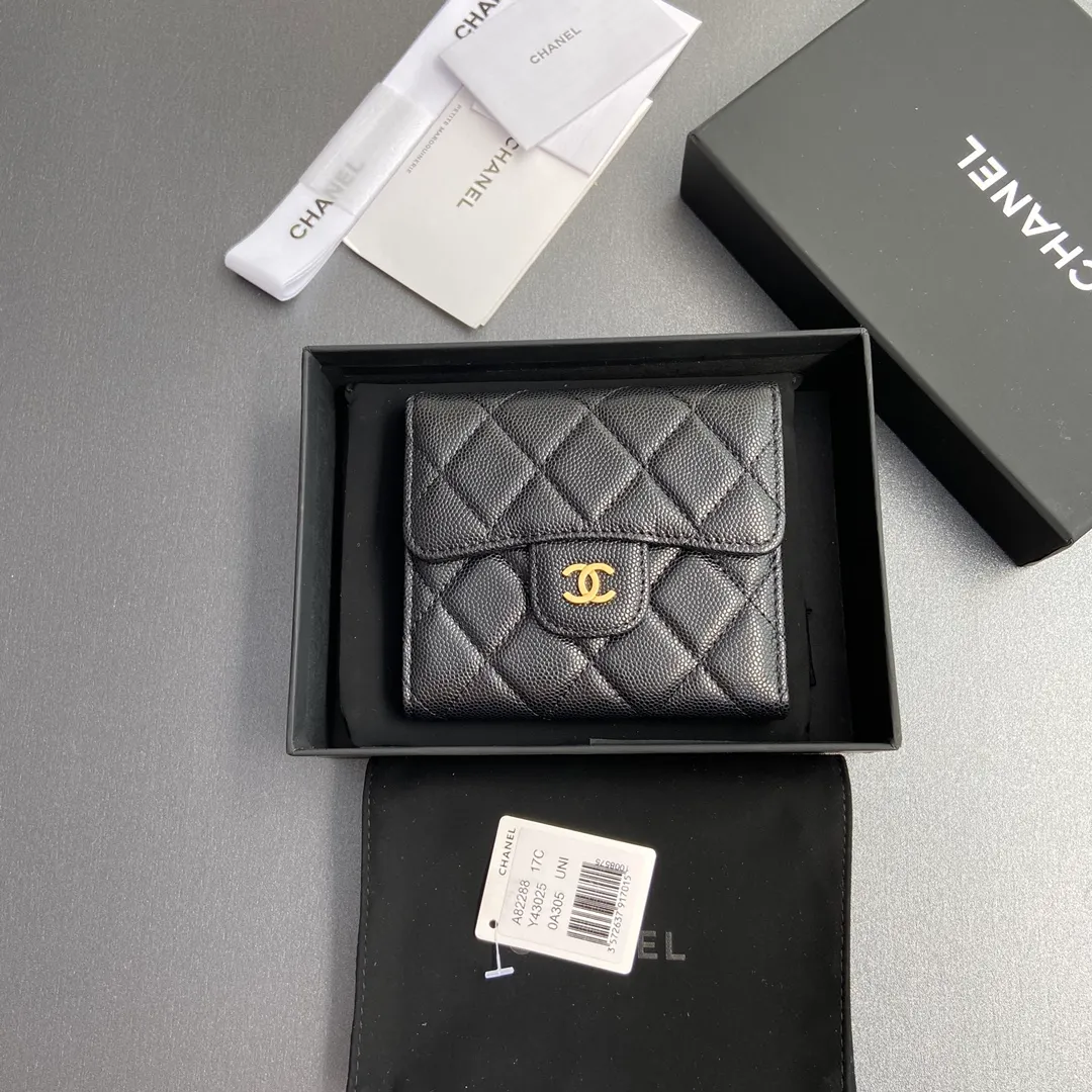 [Imported leather from Italy] ¥440 Special black fine ball grain embossed leather Gold tone metal hardware 6 card slots 1 banknote compartment 1 coin zipper bag No.: 82288 Size: w10.5×h11.5×d3cm