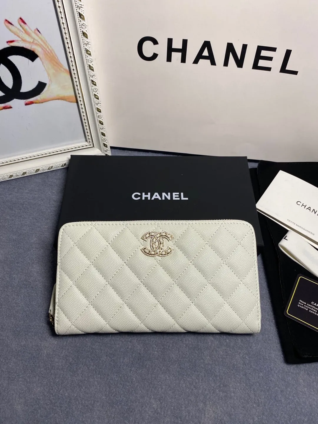 22 new styles. CHANEL. Zippered long clip wallet has arrived❤️Top-layer cowhide with new luogo, the same design surrounded by diamonds on the side of the leather❤️The details are so beautiful❤️Model number Ap5478B size 10*19.5*2.5cm💰560