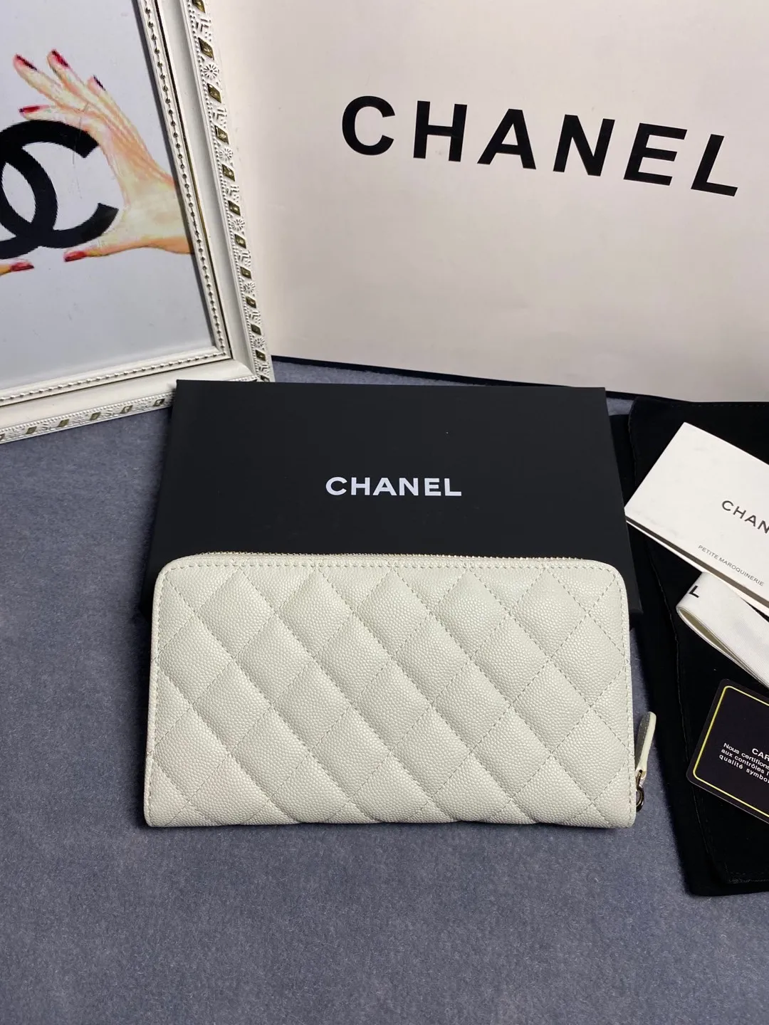 22 new styles. CHANEL. Zippered long clip wallet has arrived❤️Top-layer cowhide with new luogo, the same design surrounded by diamonds on the side of the leather❤️The details are so beautiful❤️Model number Ap5478B size 10*19.5*2.5cm💰560