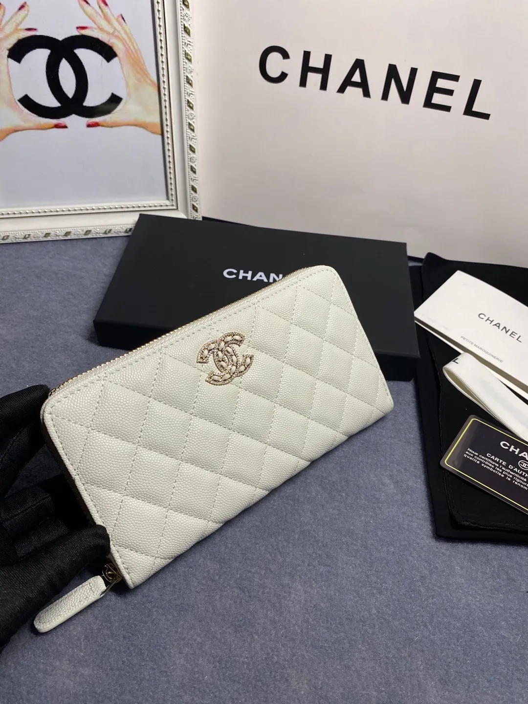 22 new styles. CHANEL. Zippered long clip wallet has arrived❤️Top-layer cowhide with new luogo, the same design surrounded by diamonds on the side of the leather❤️The details are so beautiful❤️Model number Ap5478B size 10*19.5*2.5cm💰560