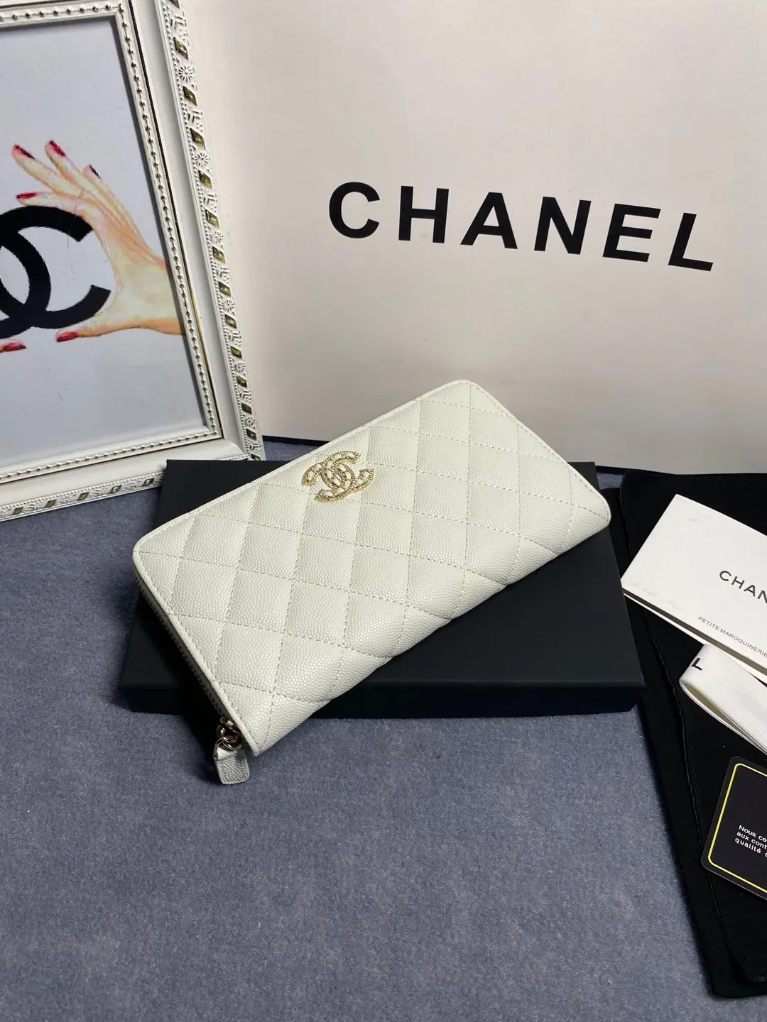 22 new styles. CHANEL. Zippered long clip wallet has arrived❤️Top-layer cowhide with new luogo, the same design surrounded by diamonds on the side of the leather❤️The details are so beautiful❤️Model number Ap5478B size 10*19.5*2.5cm💰560