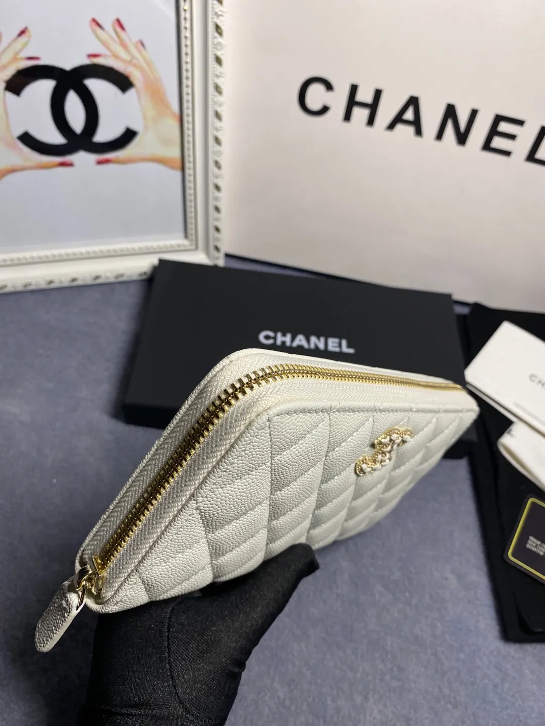 22 new styles. CHANEL. Zippered long clip wallet has arrived❤️Top-layer cowhide with new luogo, the same design surrounded by diamonds on the side of the leather❤️The details are so beautiful❤️Model number Ap5478B size 10*19.5*2.5cm💰560