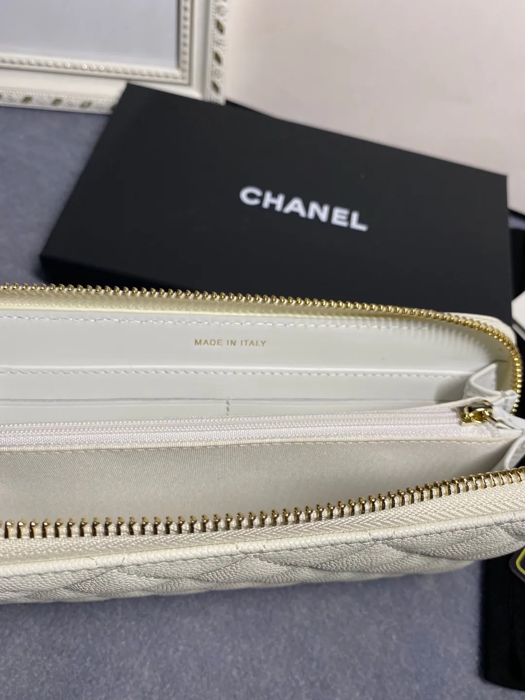22 new styles. CHANEL. Zippered long clip wallet has arrived❤️Top-layer cowhide with new luogo, the same design surrounded by diamonds on the side of the leather❤️The details are so beautiful❤️Model number Ap5478B size 10*19.5*2.5cm💰560