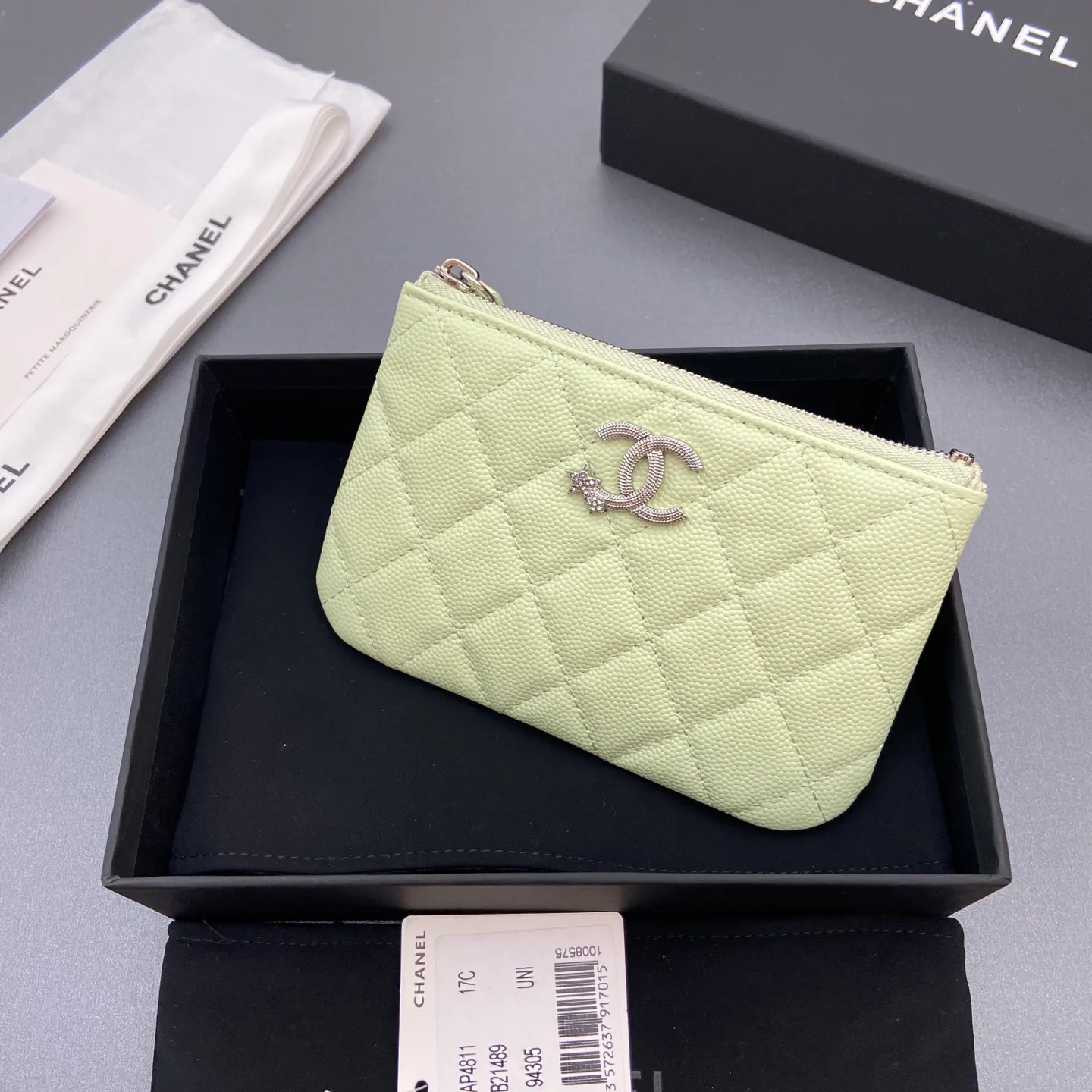 25b new series caviar cowhide with stars ⭐logo shiny blingblibg~coin purse series Item number: A 4811 Price: 320 Size: w15×8.5cm Color: light green fine ball pattern silver star hardware
